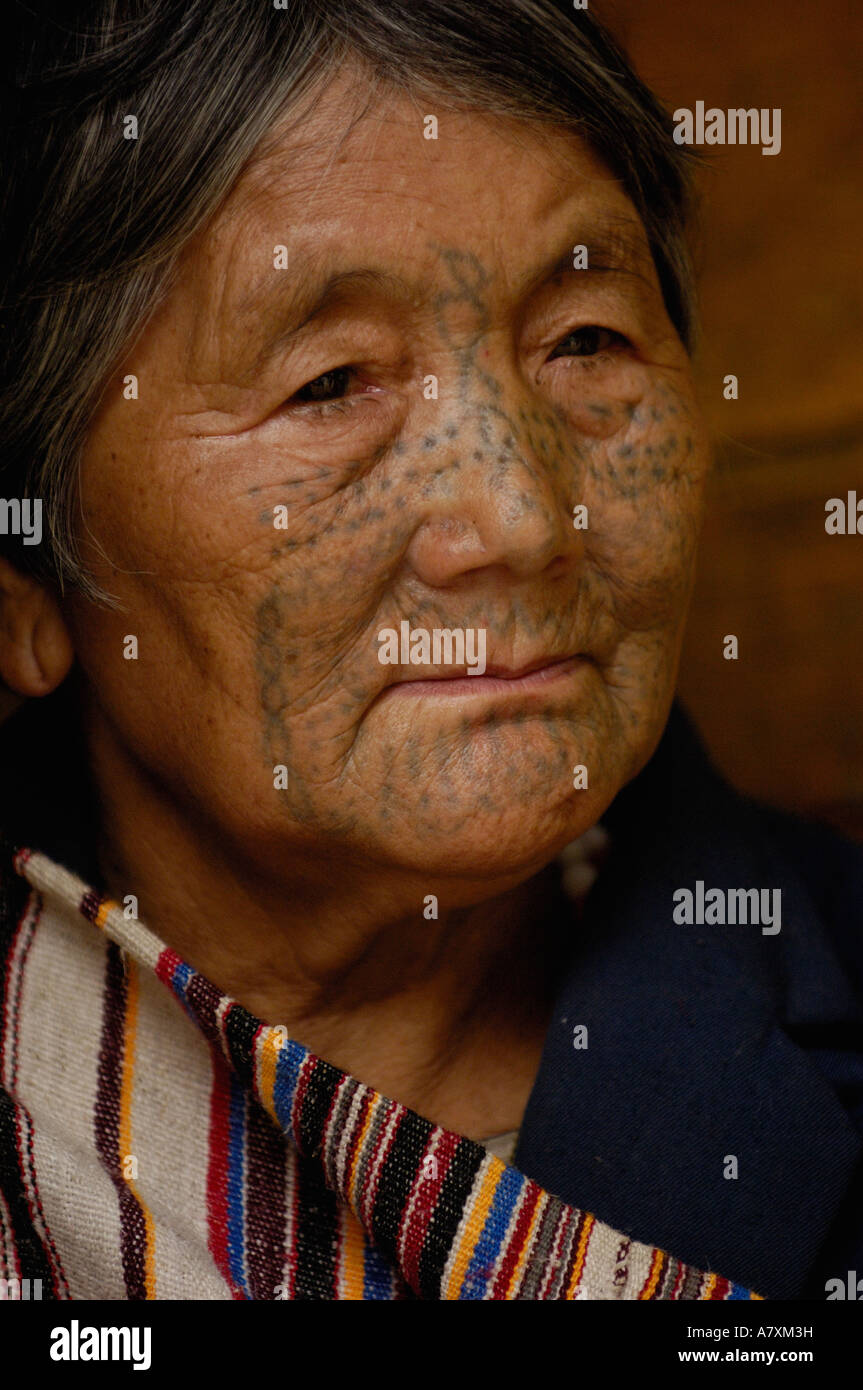 Dulong femme née en 1942 et le visage tatoué à 8 ans. Zhanqian Street Village de Dulong Comté. 7 heures de Gongshan. La province du Yunnan Banque D'Images