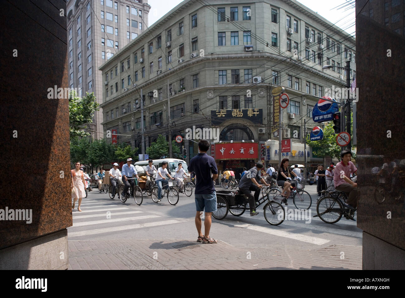 L'Asie, Chine, Shanghai, à partir de la circulation sur les rues près de Nanjing Road sur la chaude journée d'été. Banque D'Images