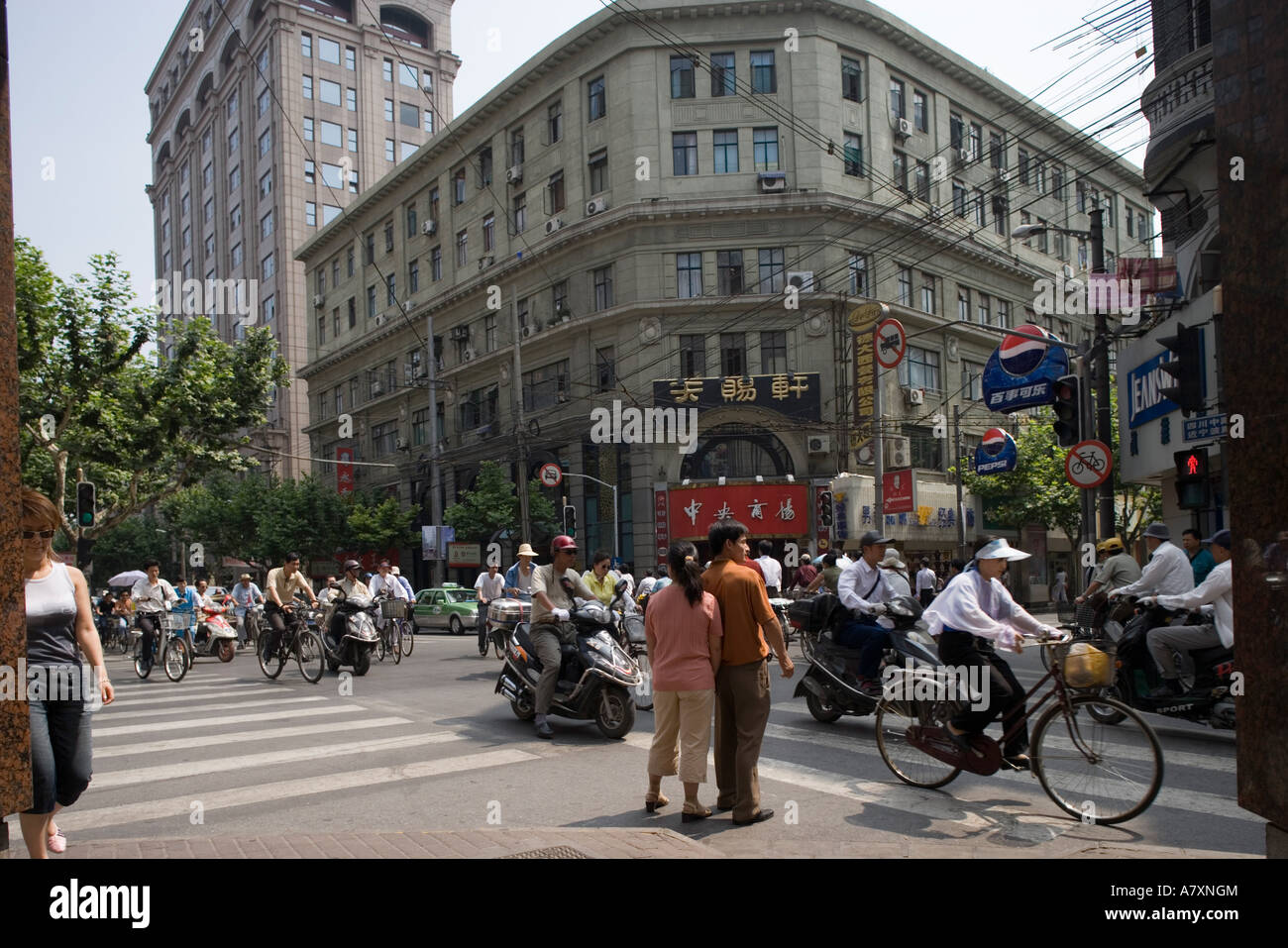 L'Asie, Chine, Shanghai, à partir de la circulation sur les rues près de Nanjing Road sur la chaude journée d'été. Banque D'Images