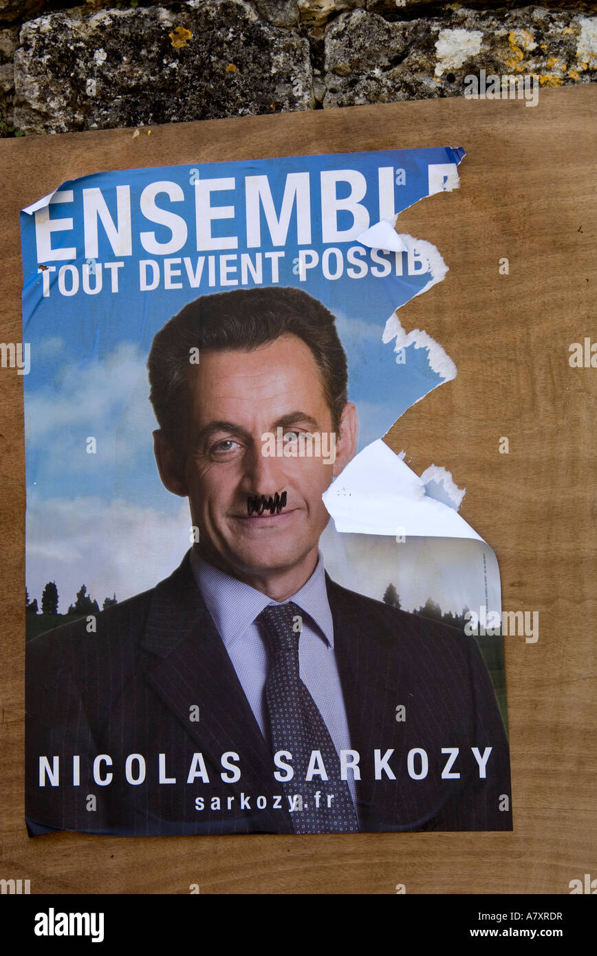 La France. Gers. St Clar. Affiche de campagne de Sarkozy election 2007. La moustache d'Hitler. Certains craignent que les tendances dictatoriales de Sarkozy Banque D'Images