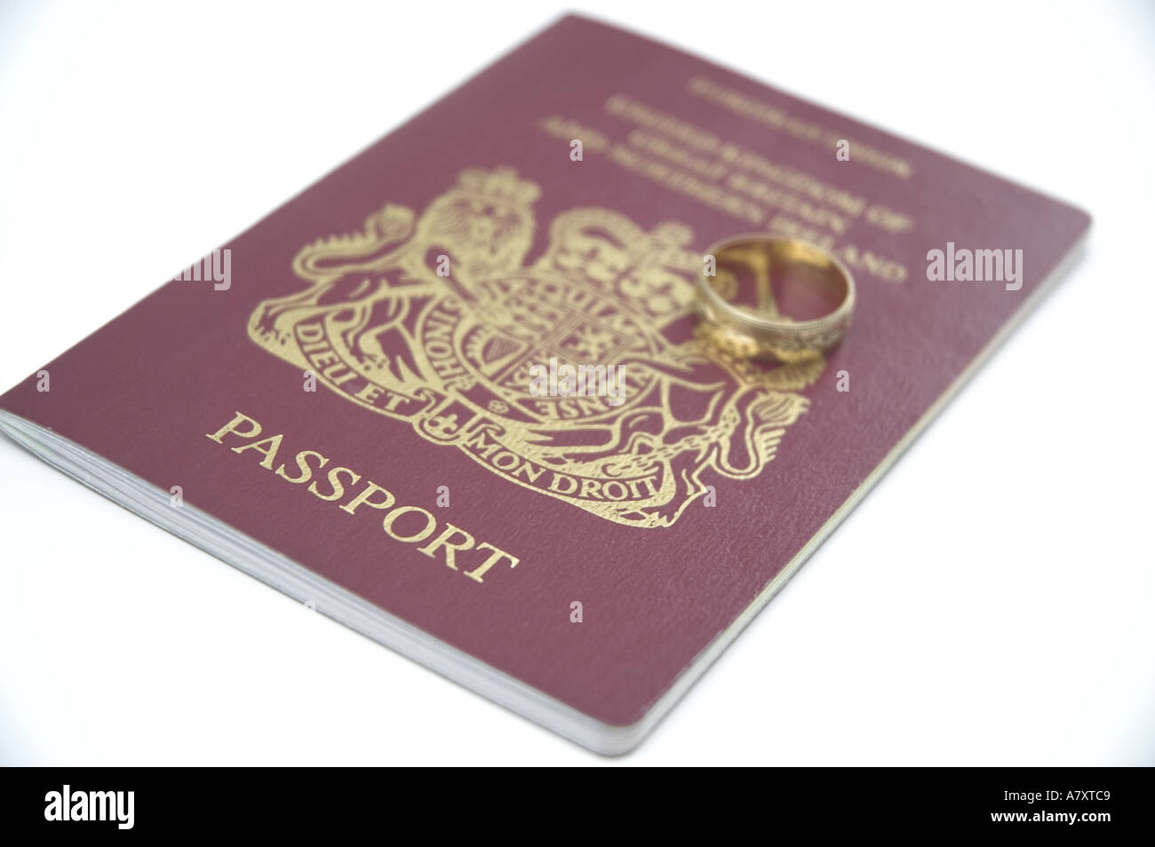 Passeport et anneau de mariage suggérant le mariage pour obtenir un visa ou  d'obtenir l'entrée dans le Royaume-Uni Photo Stock - Alamy