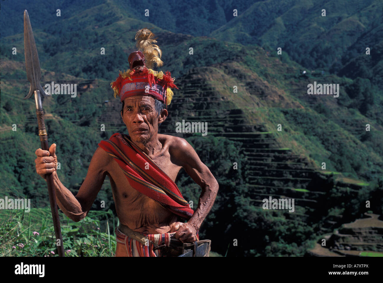 Aux Philippines, l'île de Luzon, l'homme traditionnel en tissu filet d'Ifugao posant pour les simples clichés de terrasses de Banaue. (MR) Banque D'Images