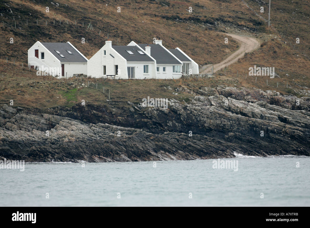 Maisons de vacances juste au-dessus des rochers à Tra Na Rossan Comté de Donegal en République d'Irlande Banque D'Images