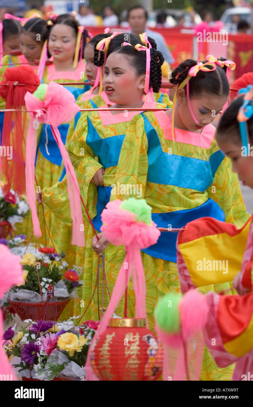 Les filles sur le chinois Chinese festival de l'action en vêtements traditionnels. Banque D'Images