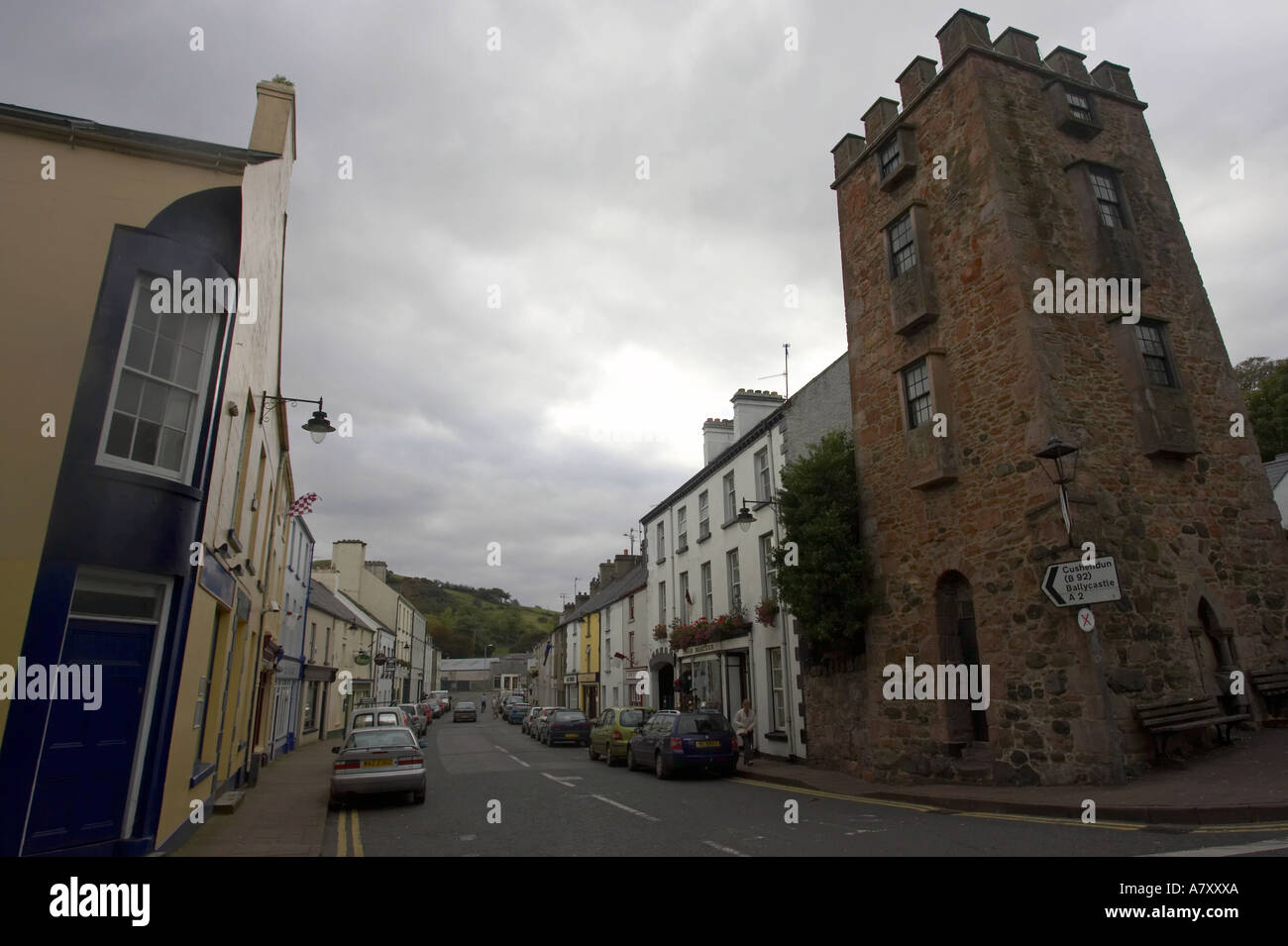 Vue vers le haut, rue de la fabrique avec le turnlys la tour de couvre-feu Cushendall le comté d'Antrim en Irlande du Nord Banque D'Images