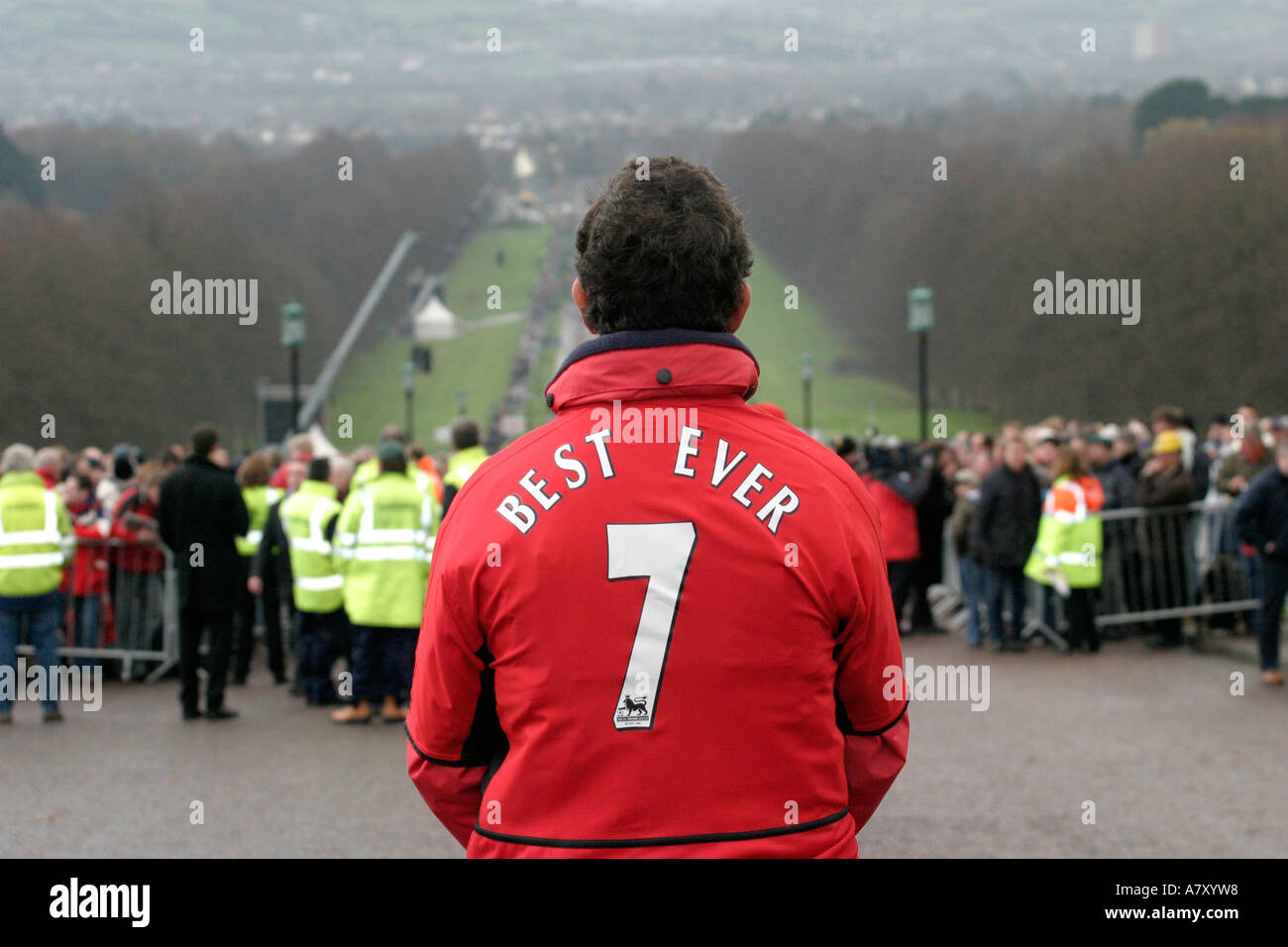 Porter du rouge du ventilateur Manchester United meilleur jamais 7 gaine à George Coups de Stormont funéraires de l'Irlande du Nord Belfast Banque D'Images