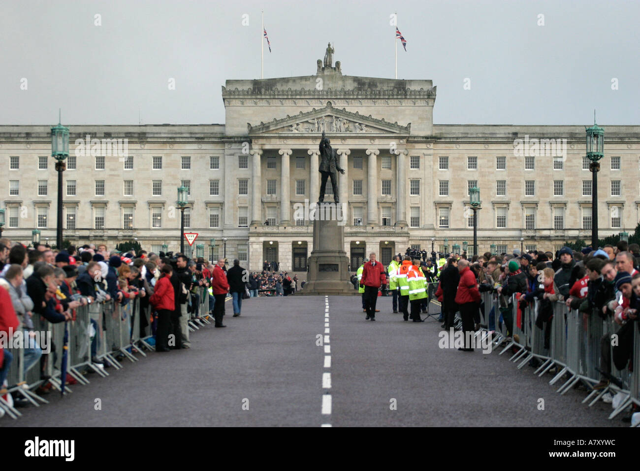 En deuil bordent la route à Stormont pour George Coups de coeur de l'Irlande du Nord Belfast funéraire Banque D'Images