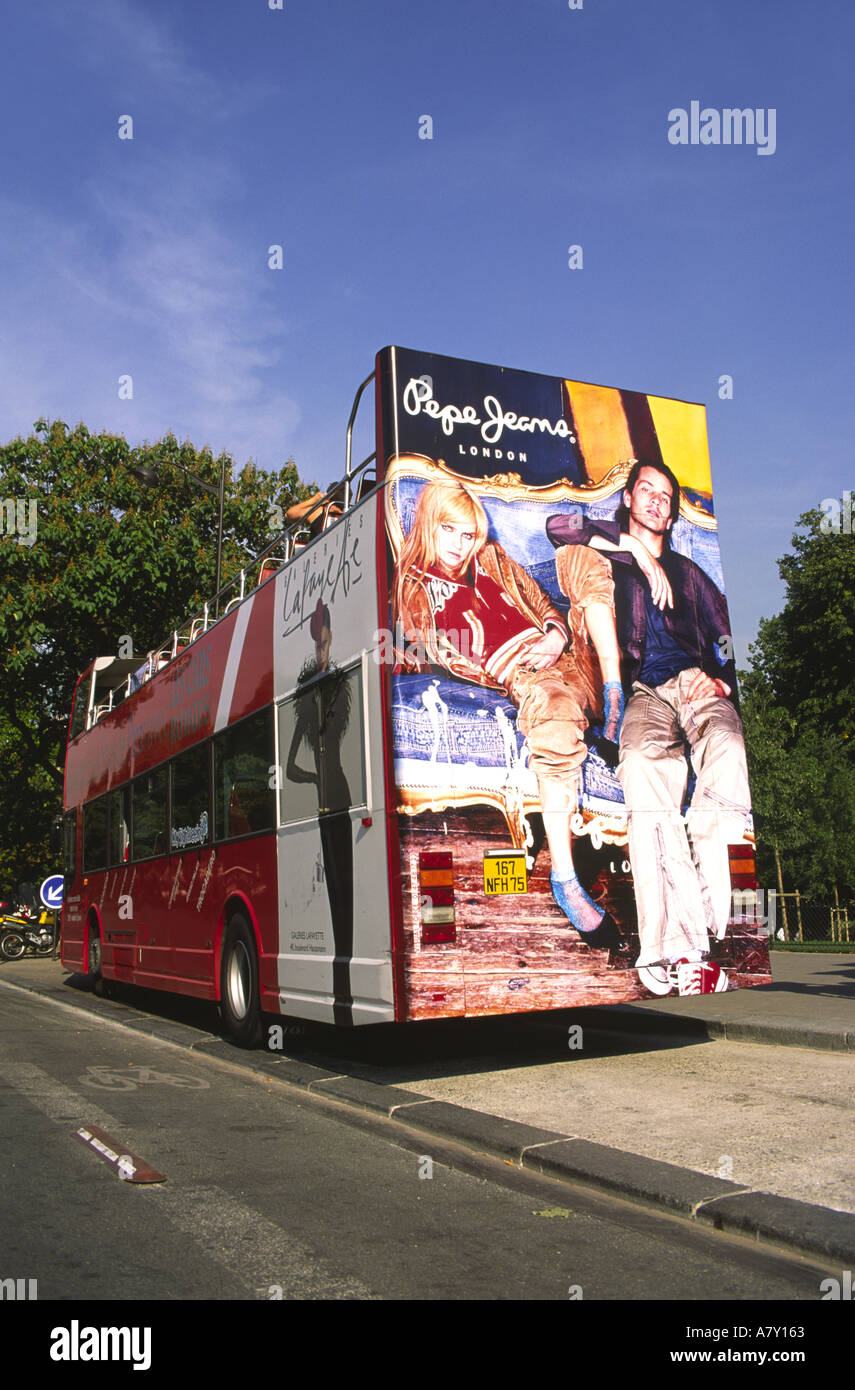 Bus touristique, Paris, France, avec publicité pour Gallerie Lafayette et Pepe Jeans marque de mode sur le côté et arrière Banque D'Images