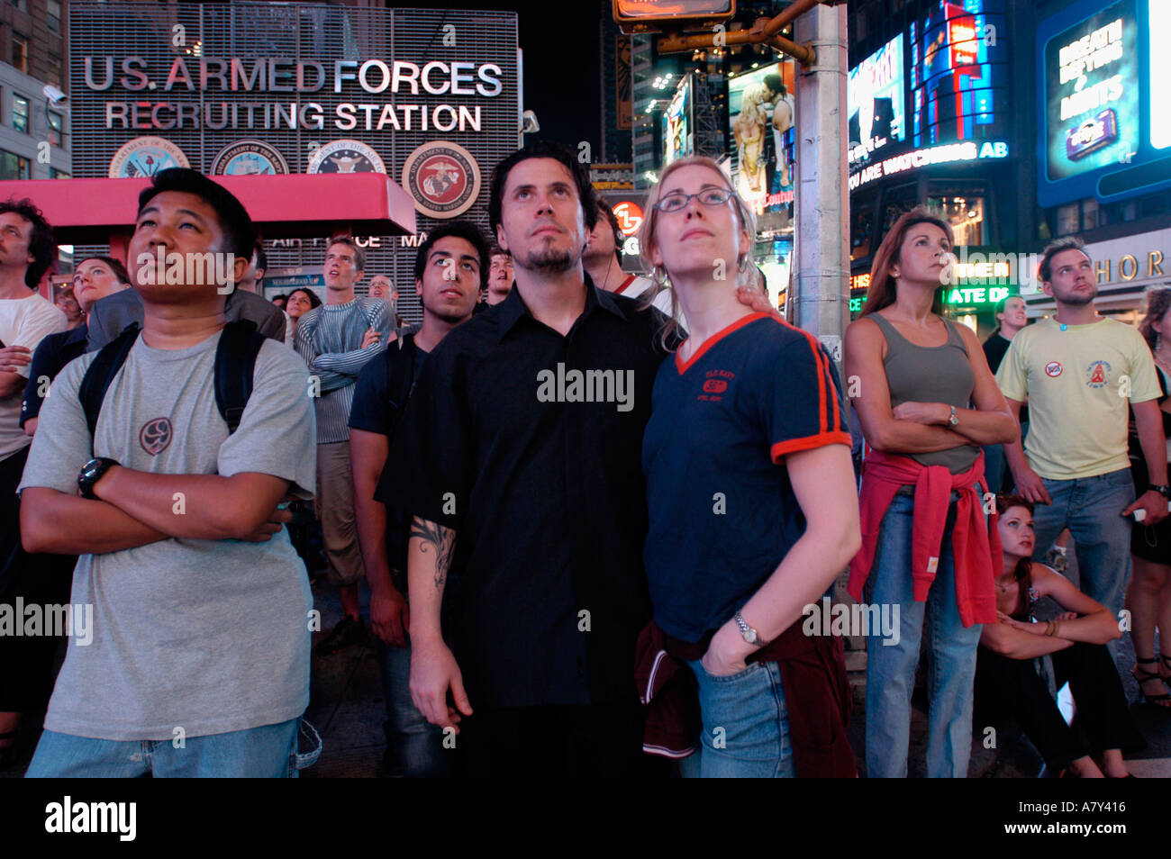 Les visiteurs de Times Square regarder la nomination du président américain George W Bush sur les écrans de télévision géants Banque D'Images