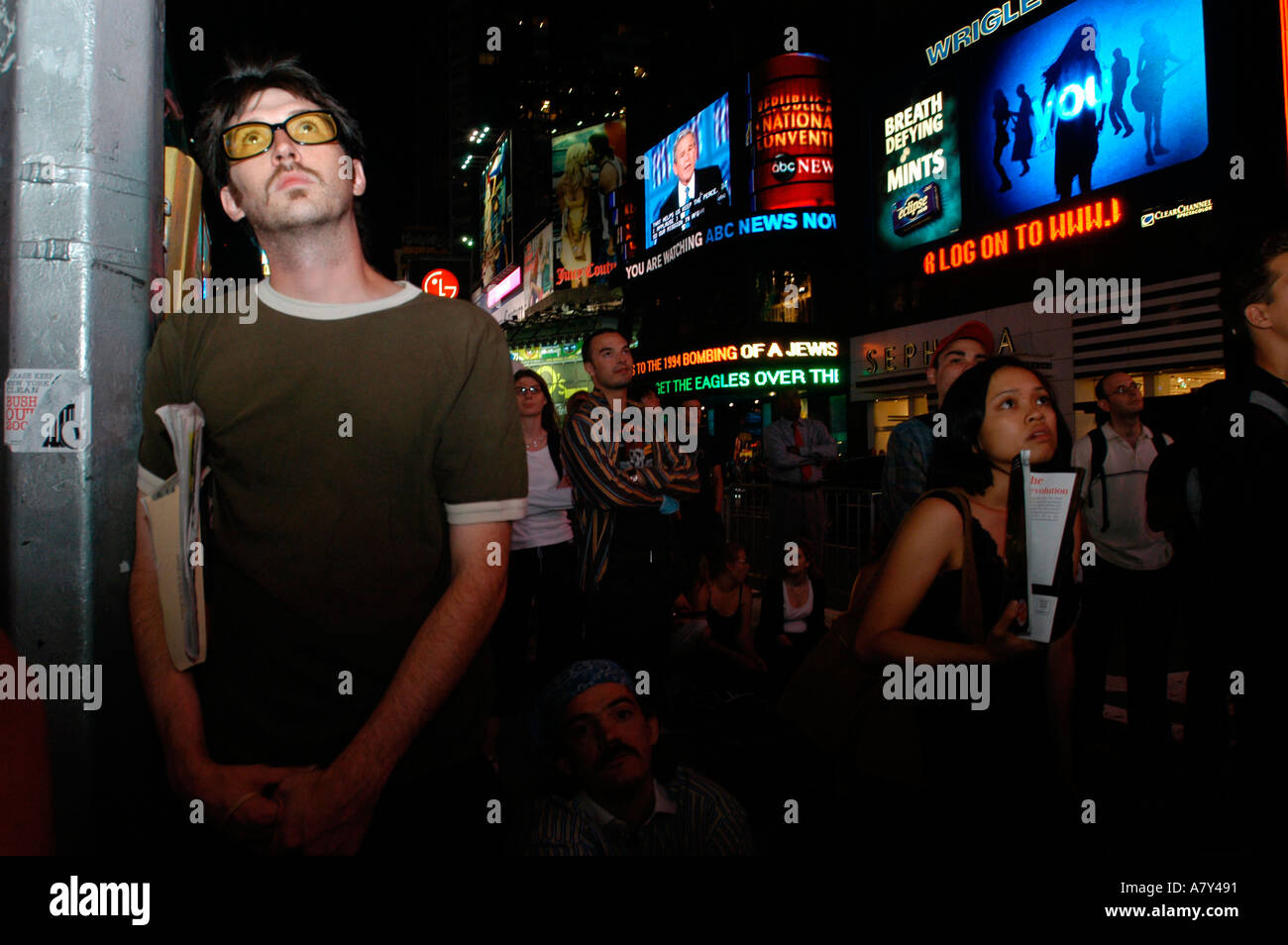 Les visiteurs de Times Square regarder la nomination du président George W Bush sur écran géant Banque D'Images