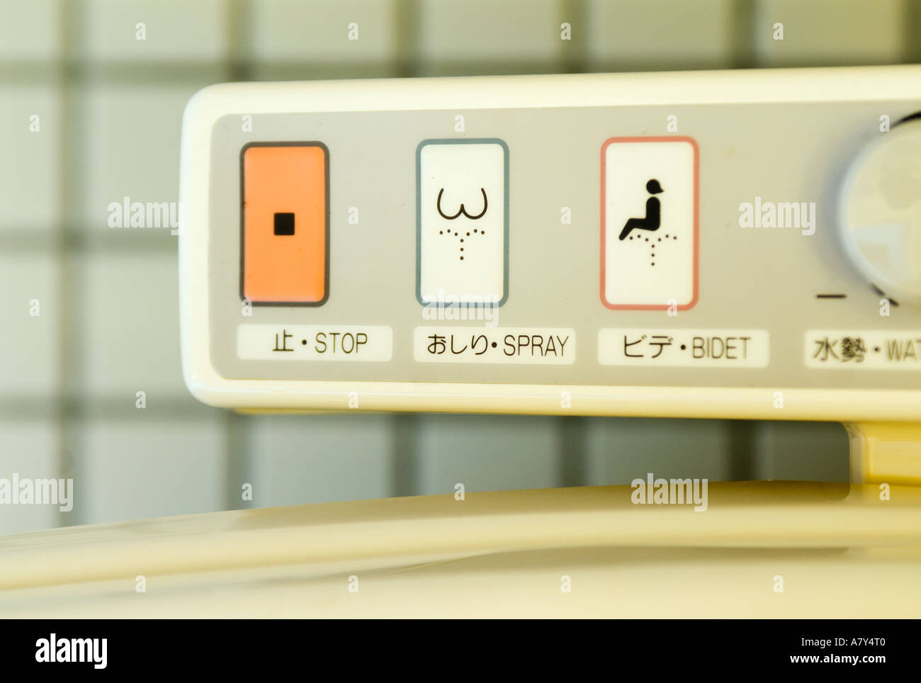 Détail de panneau de commande de lavage sur les toilettes exploités au Japon Banque D'Images