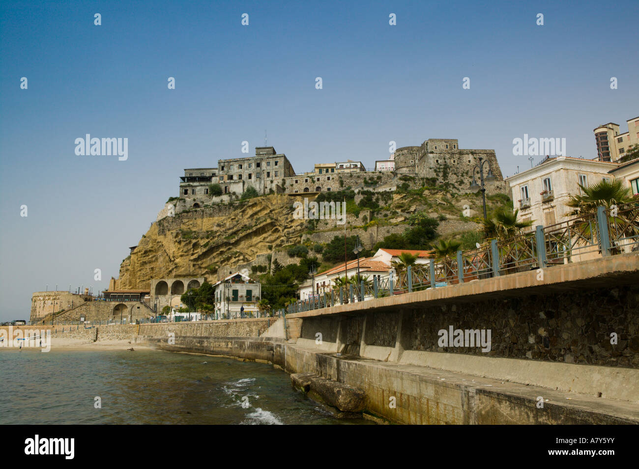 L'Italie, la Calabre, PIZZO : Vue du château Murat à partir de la plage. Banque D'Images