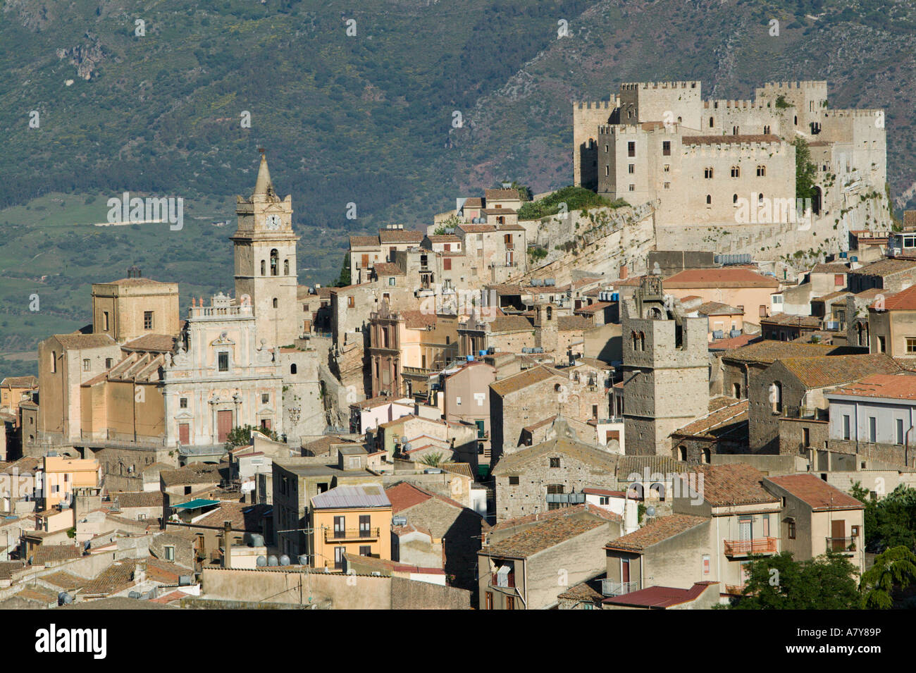 Italie, Sicile, Caccamo, Hill Town View Banque D'Images