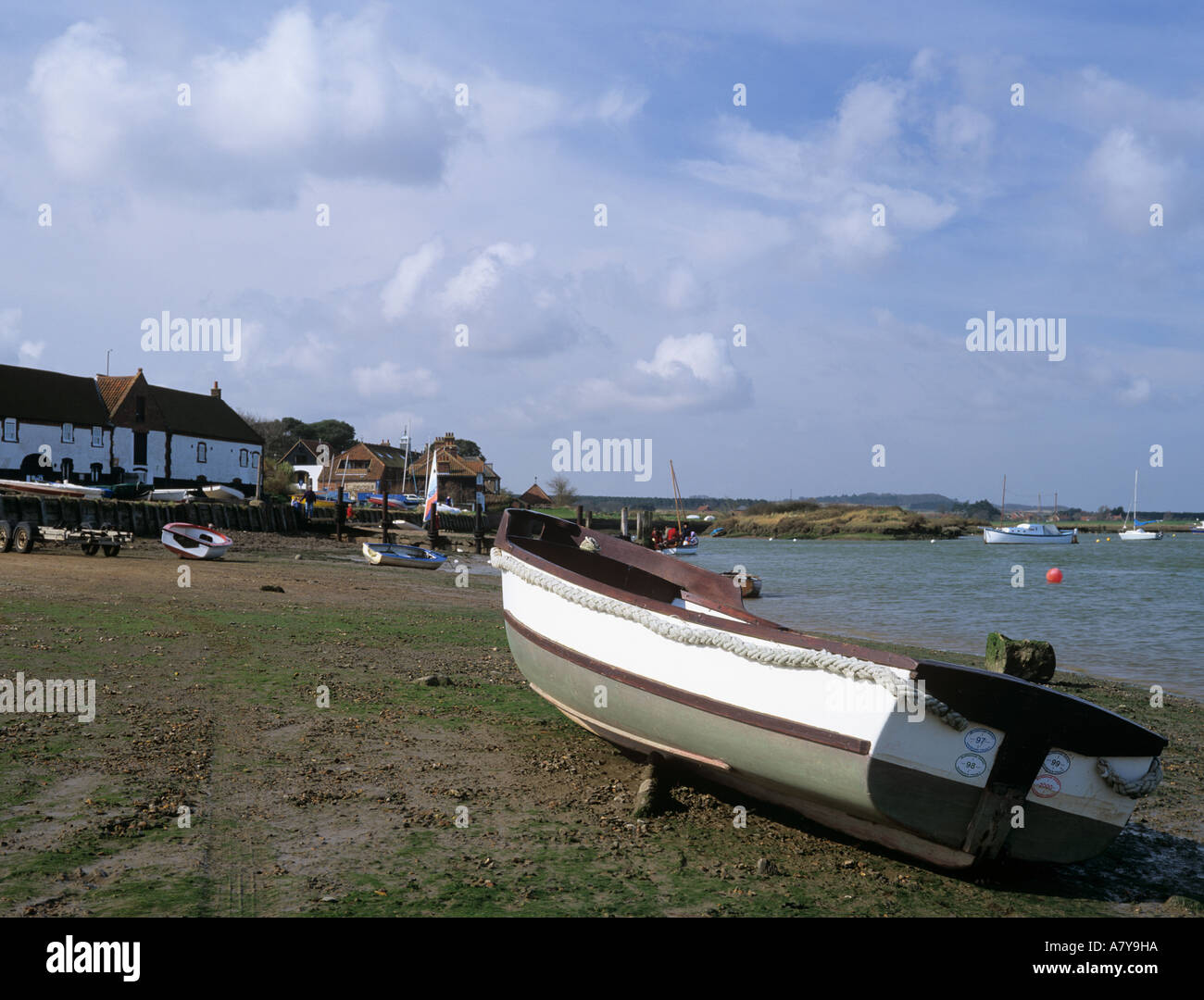 Bateau en bois amarré sur la plage boueuse dans le port à marée basse. Burnham Overy Staithe Norfolk England UK Banque D'Images