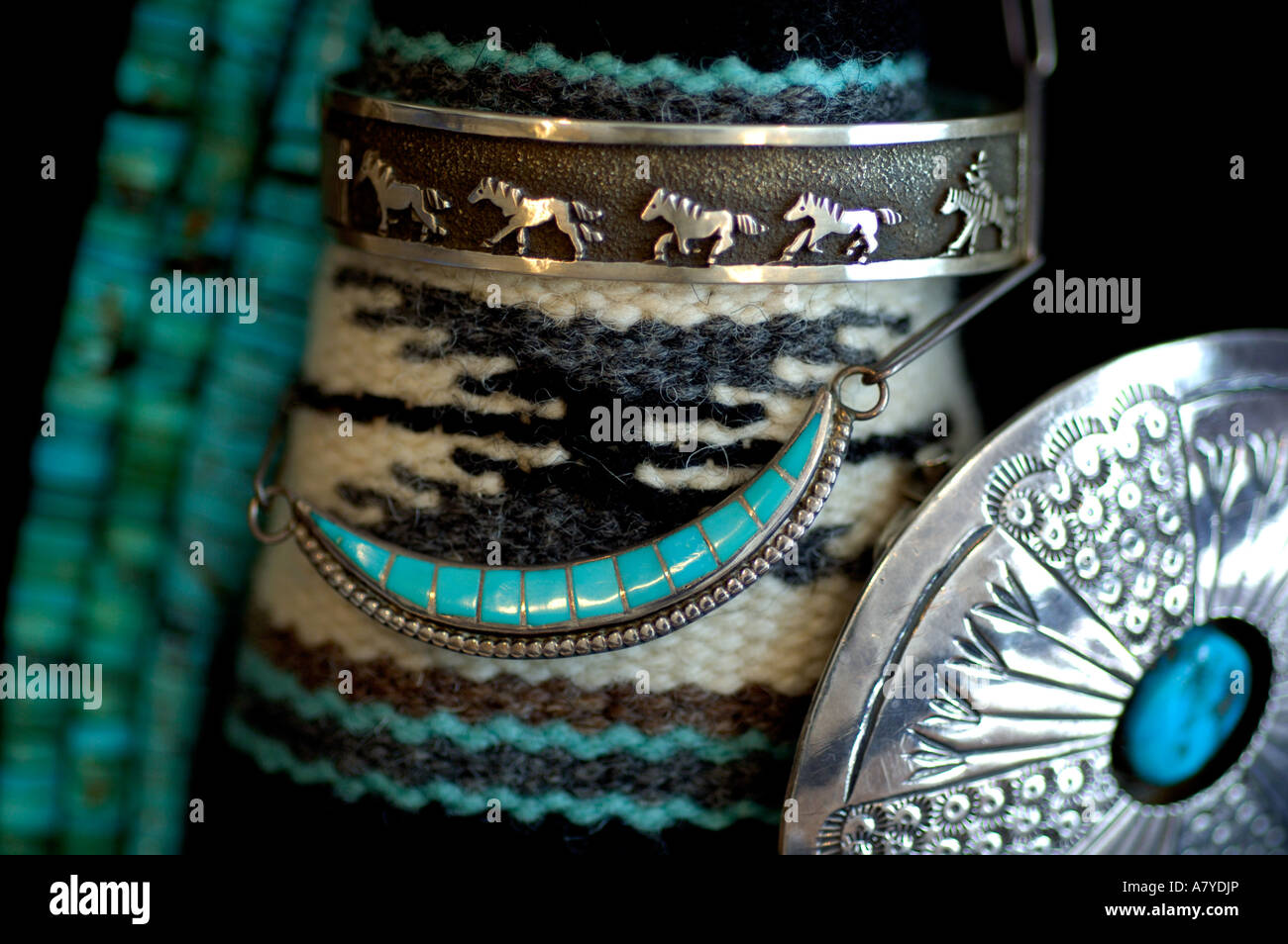 Au sud-ouest, American Indian Art & Artisanat. Argent Navajo turquoise et la boucle de ceinture de sécurité, Navajo blanket & bracelet Navajo. Banque D'Images