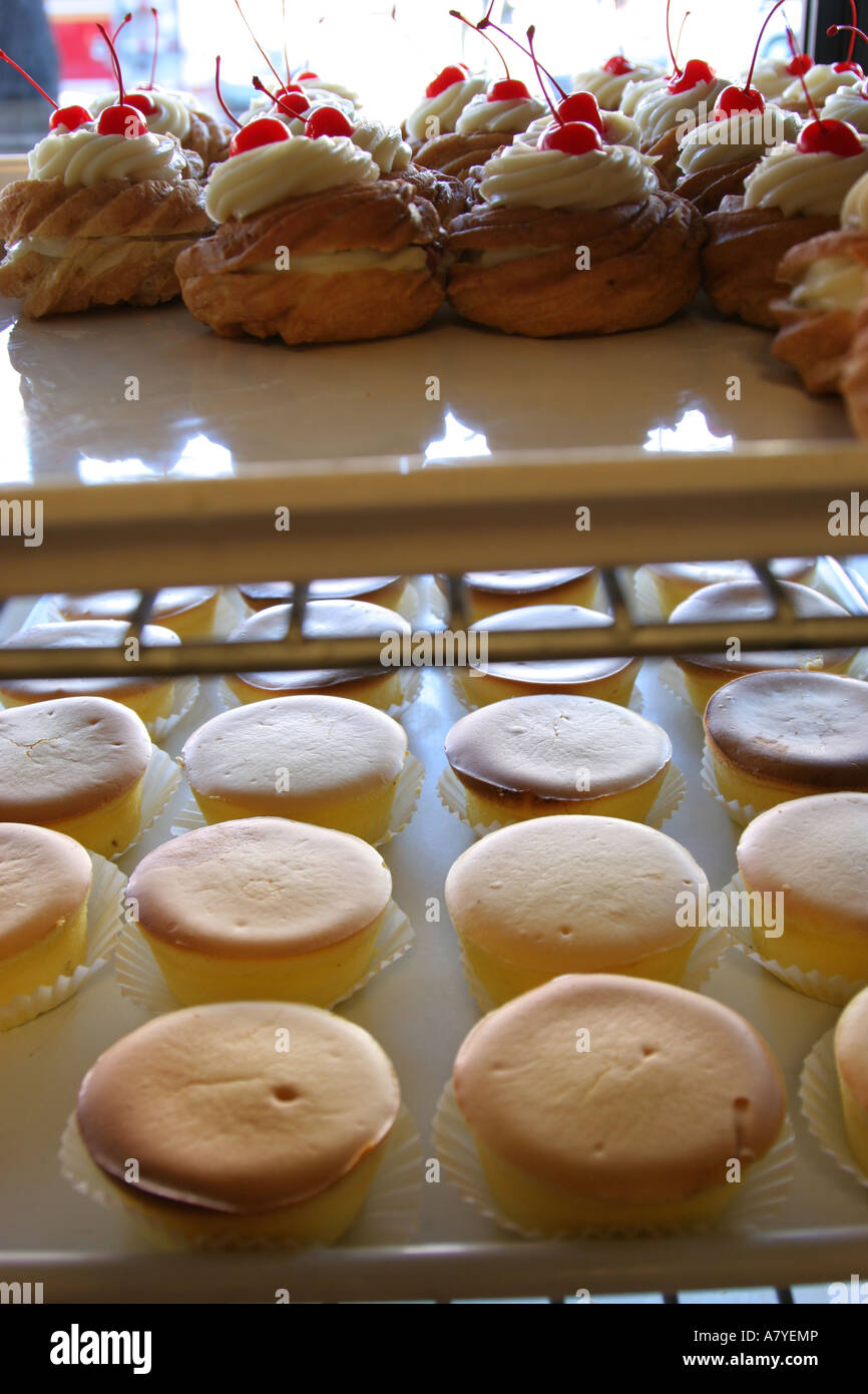 Variété de pâtisseries affiché dans la fenêtre à l'italian bakery dans la section de la Belmont Bronx, NY, USA Banque D'Images