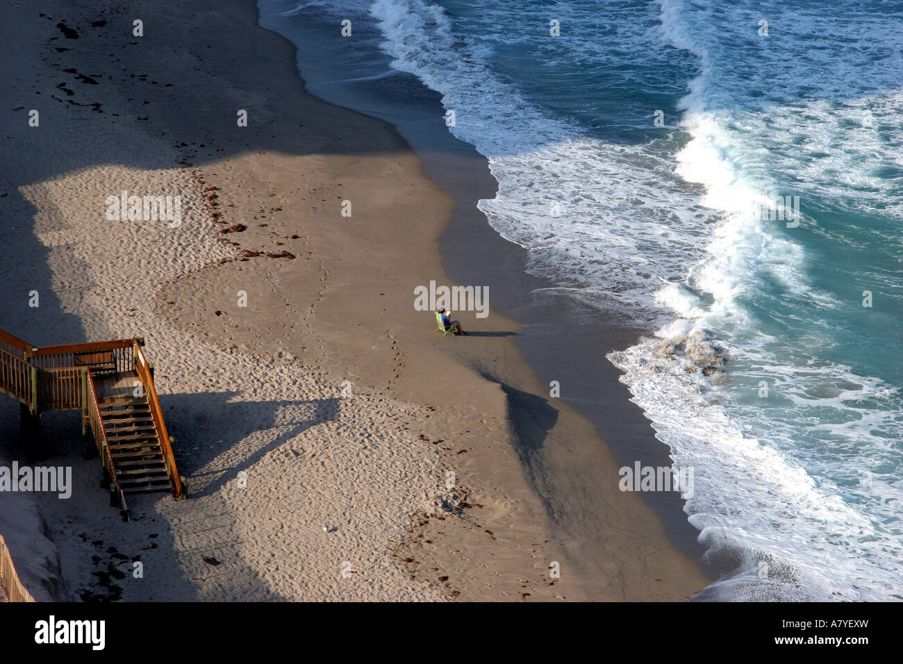 Vue aérienne d'une personne assise sur une plage vide, Riviera Beach, FL, USA Banque D'Images