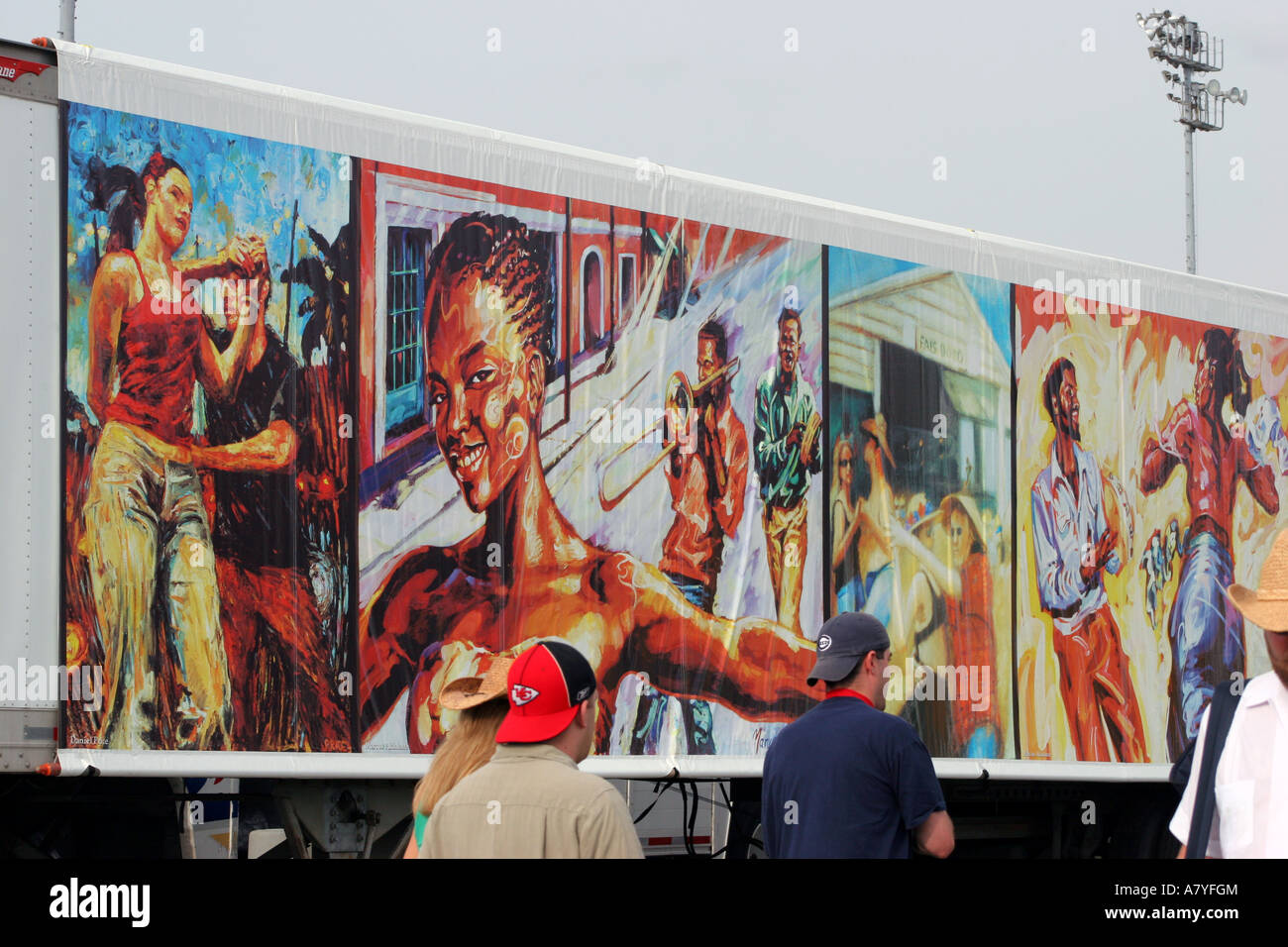 Les personnes qui s'y passé affiches colorées au New Orleans Jazz & Heritage Festival, New Orleans, LA, USA Banque D'Images