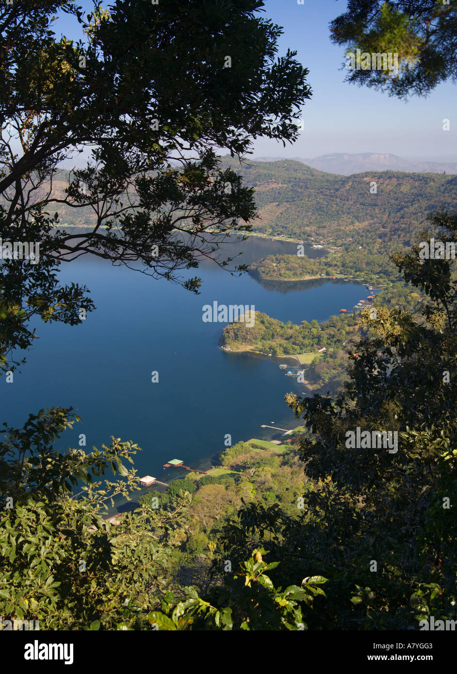 Vue sur une partie du charmant lac Lago Coatepeque entourée d'arbres au sud de Santa Ana ville République d'El Salvador Amérique Centrale Banque D'Images