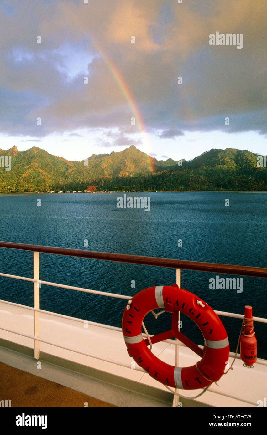 Polynésie Française, îles du Vent, Huahine, paysage et rainbow depuis un bateau de croisière Banque D'Images