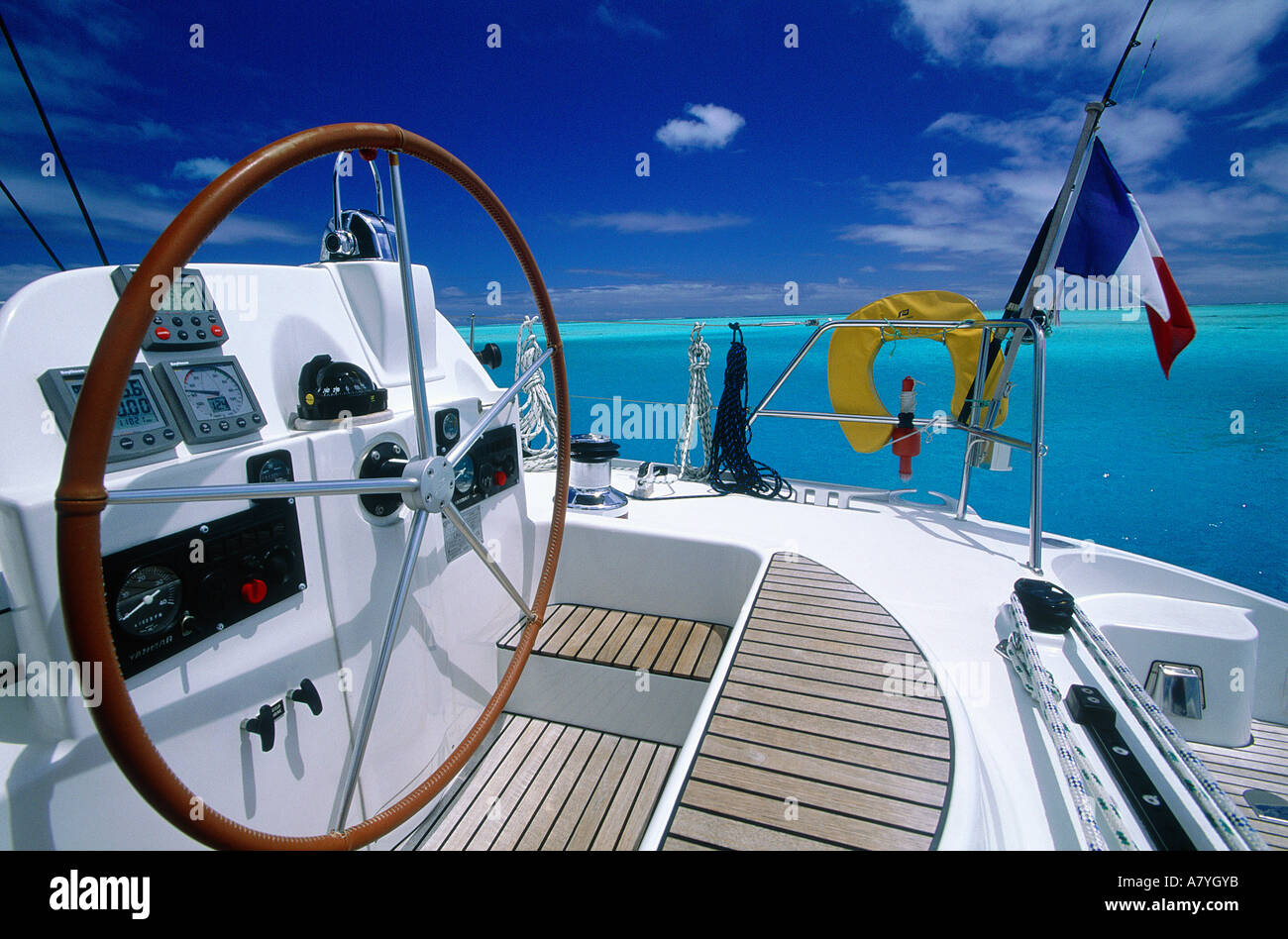 France, Polynésie Française, îles du Vent, le lagon de Bora-Bora vu à partir d'un bateau à voile Banque D'Images