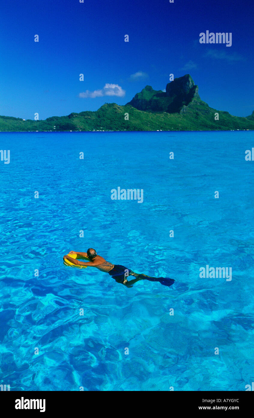 Polynésie Française, îles du Vent, Bora Bora, décor du lagon avec un nageur dans l'avant-plan Banque D'Images