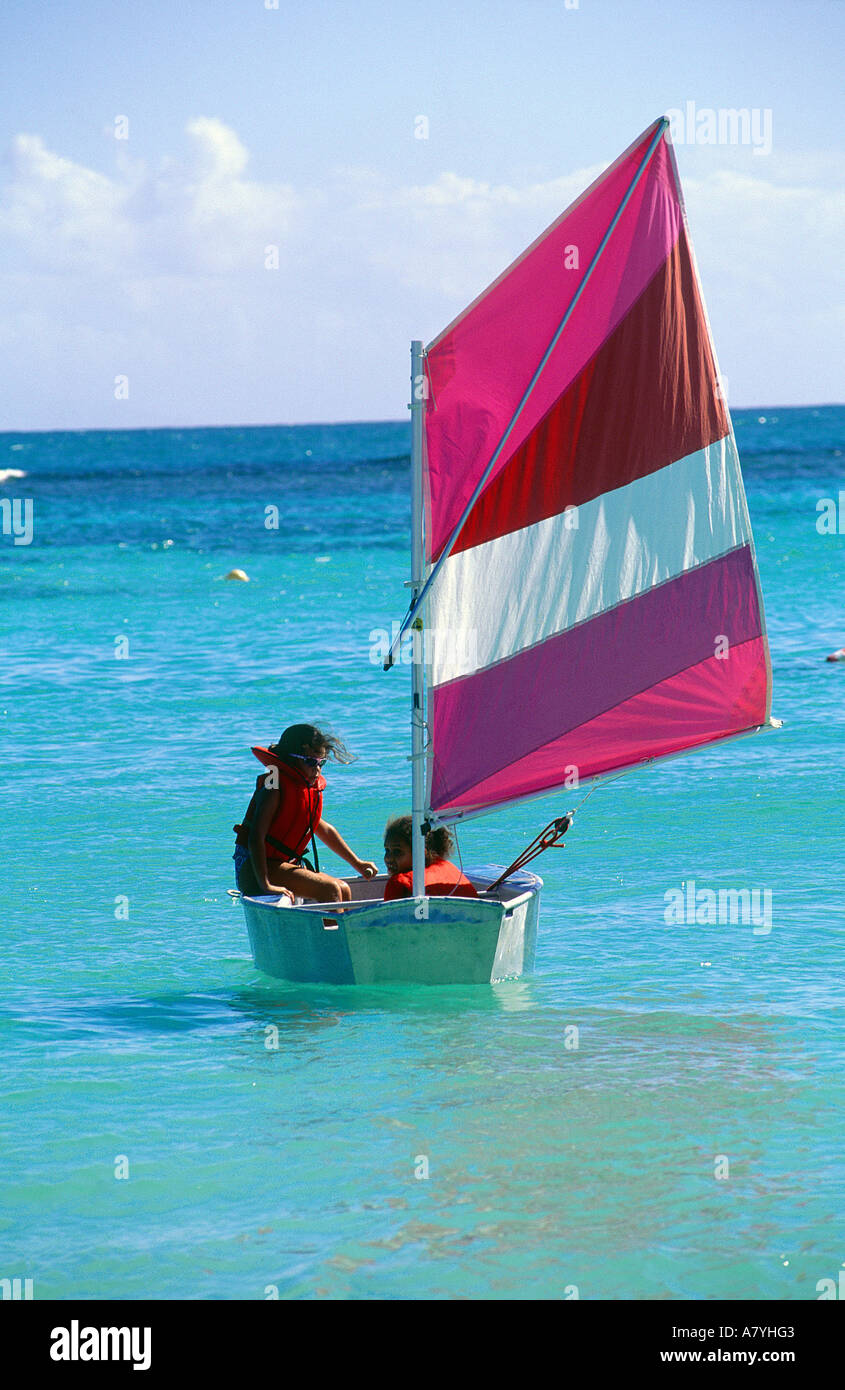 La France, la Polynésie française, les enfants qui apprennent à faire de la  voile sur un petit bateau à voile optimist Photo Stock - Alamy