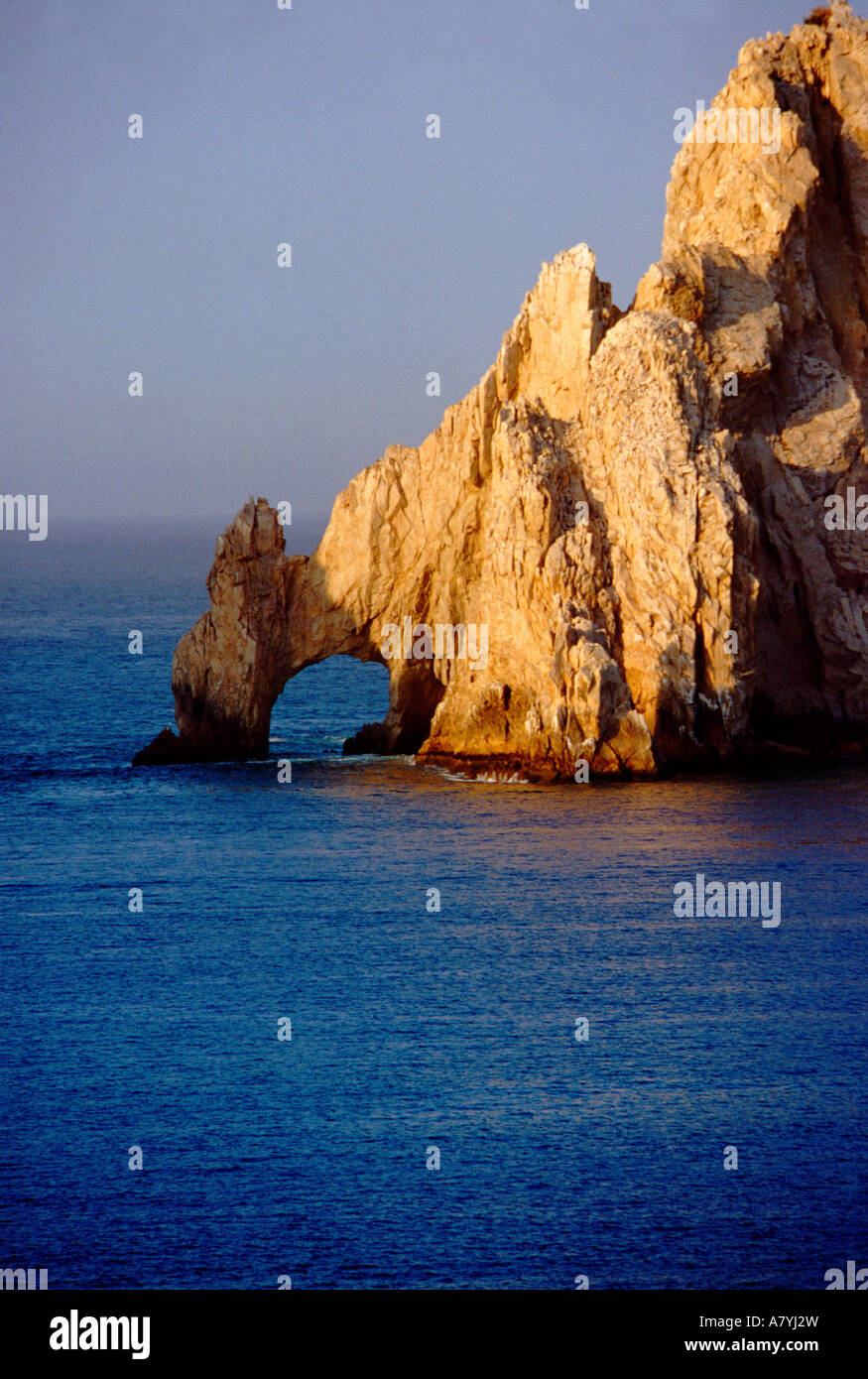 Amérique du Nord, Mexique, Baja California Sur, Cabo San Lucas, Los Arcos aka Land's End. Célèbre rock formation à la pointe de la Basse-Californie. Banque D'Images