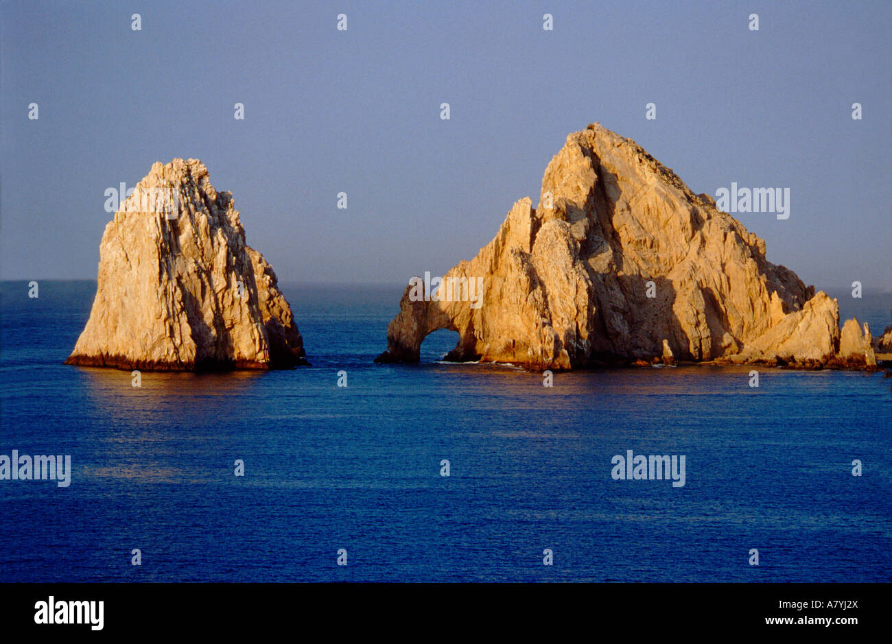 Amérique du Nord, Mexique, Baja California Sur, Cabo San Lucas, Los Arcos aka Land's End. Célèbre rock formation à la pointe de la Basse-Californie. Banque D'Images