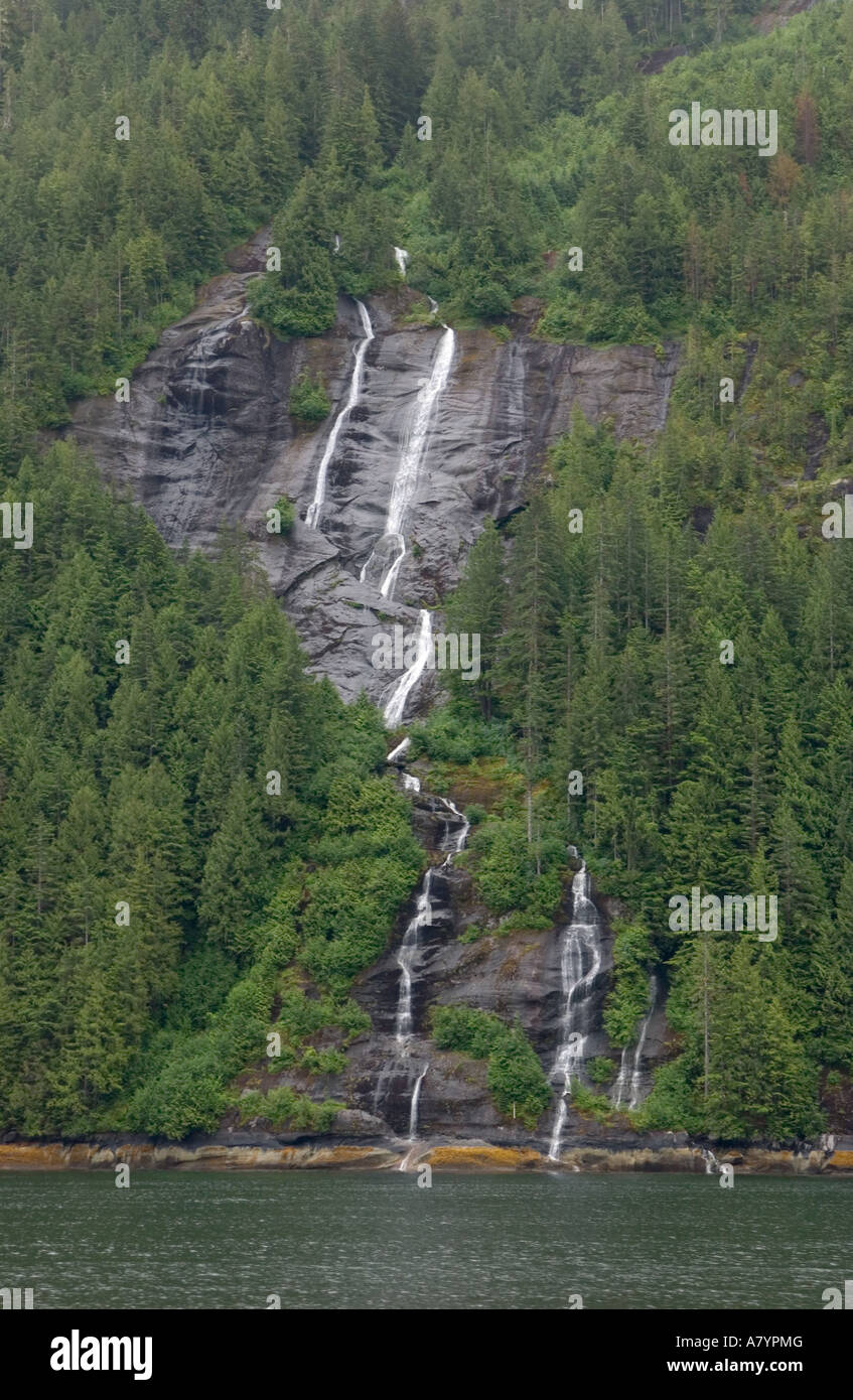 Amérique du Nord, USA, Alaska, Misty Fjords National Monument et désert, cascade. Banque D'Images