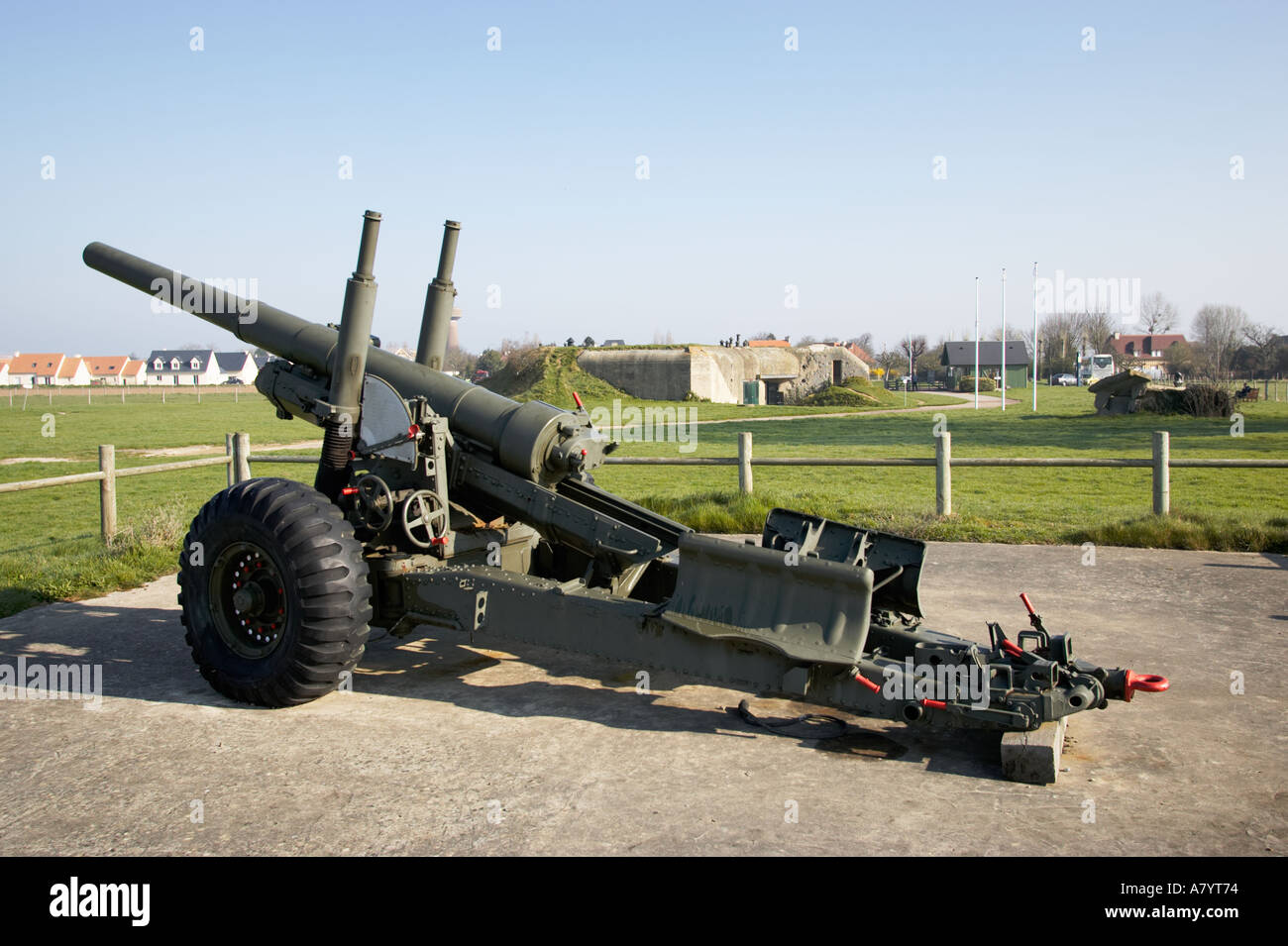 L'armée britannique World War 2 canon de campagne à la Batterie de Merville, Normandie, France, Europe - une célèbre bataille D-Day Banque D'Images