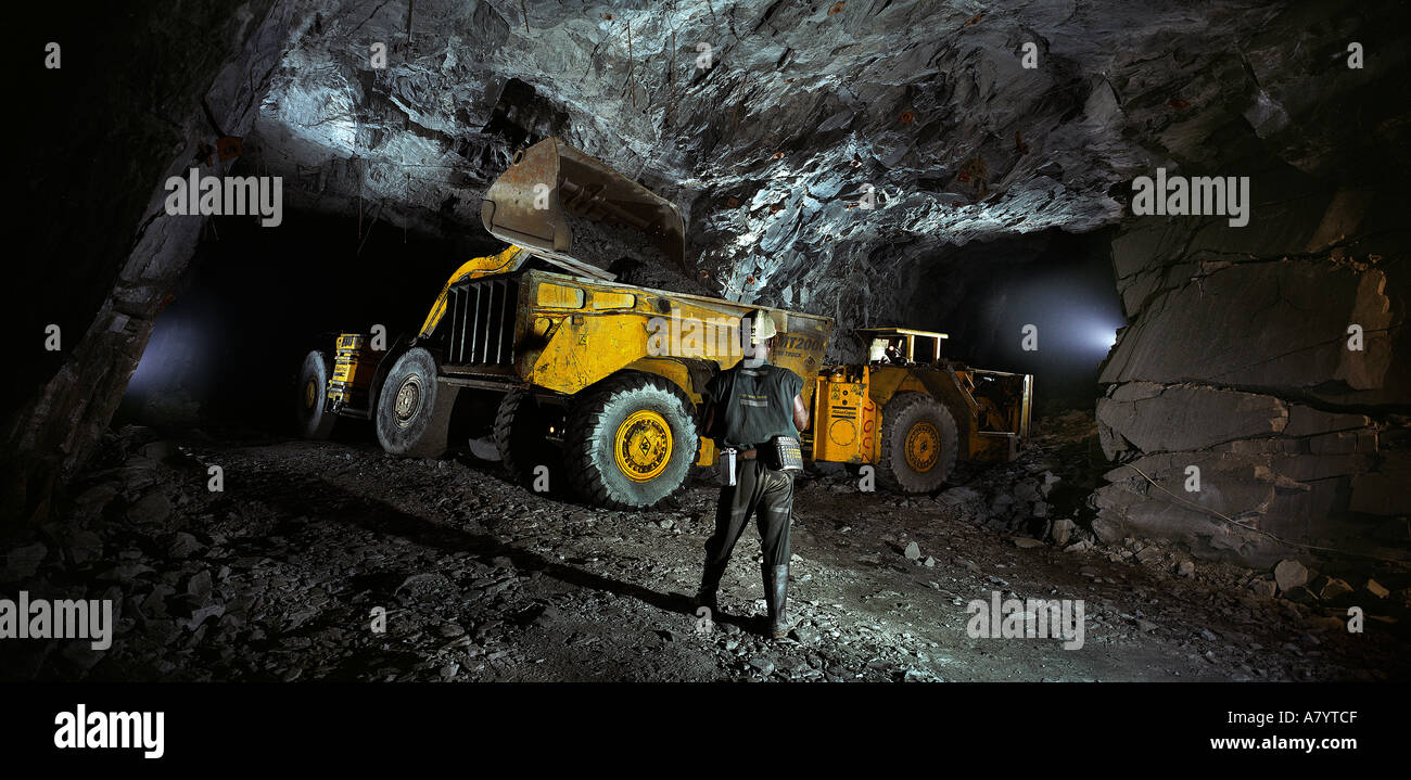 Exploitation minière pour le transport, la gestion et le traitement du minerai d'or. Chargeur frontal souterrain dans une mine d'or, déplaçant le minerai vers le convoyeur. Ghana Banque D'Images