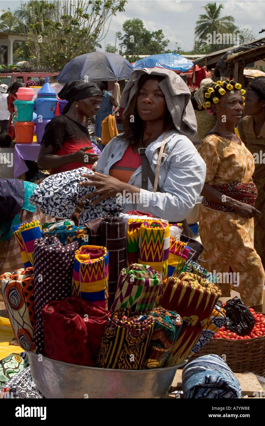Négociant de rue vendant le tissu traditionnel Ashanti Kente Bogoso en plein air Marché ouest du Ghana Banque D'Images