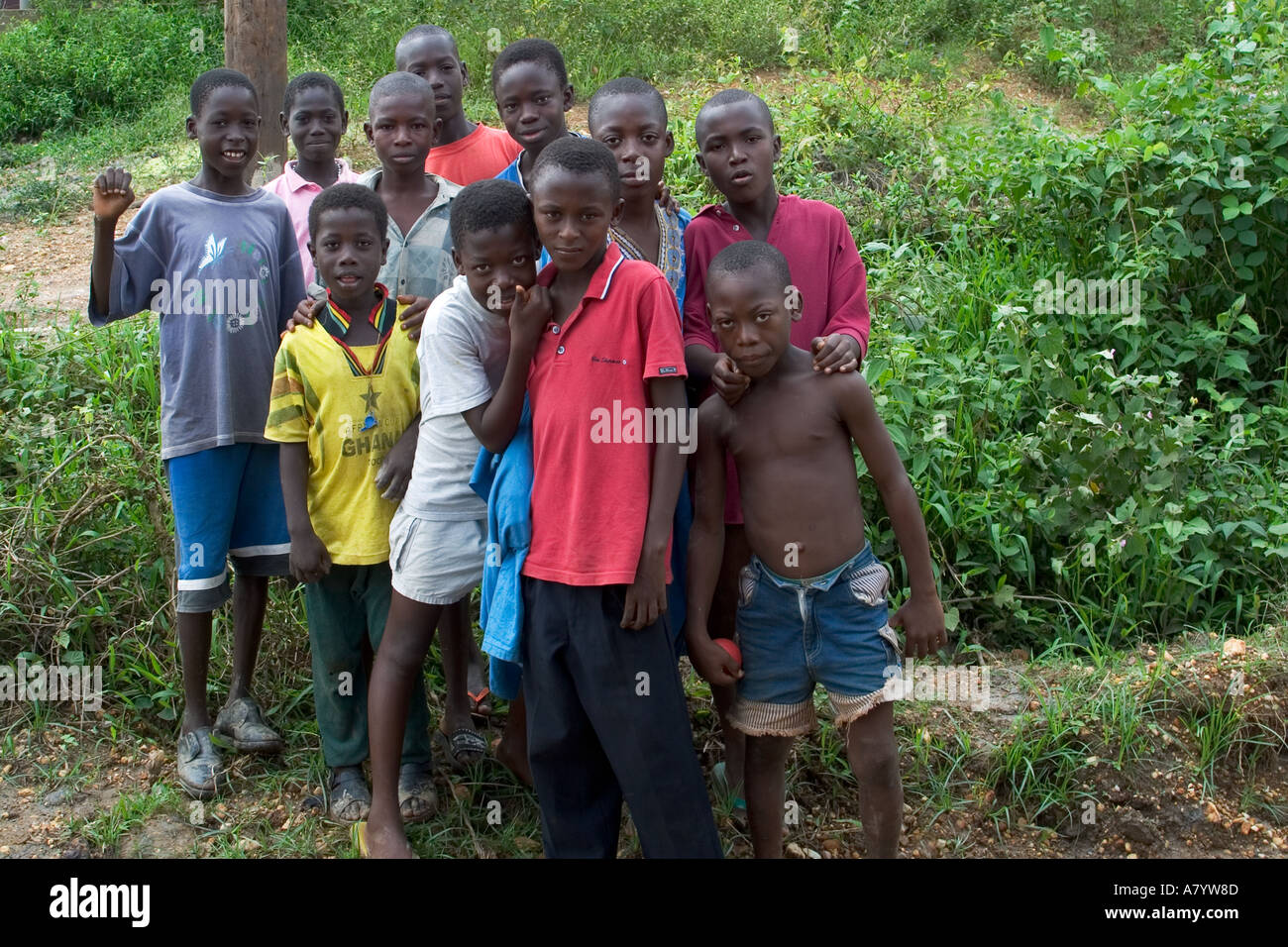 Groupe de 11 jeunes pré-adolescents curieux insouciants garçons de village africain, région de l'Ouest, Ghana, Afrique de l'Ouest Banque D'Images