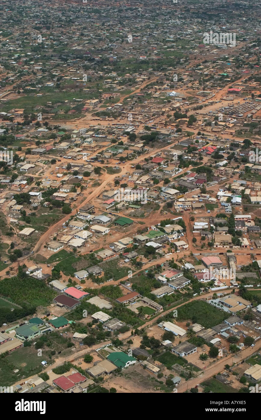 Vue aérienne d'hélicoptère au-dessus de banlieue d'Accra capitale du Ghana, en Afrique de l'Ouest montrant des maisons, des magasins, des bureaux, des routes et de la végétation Banque D'Images