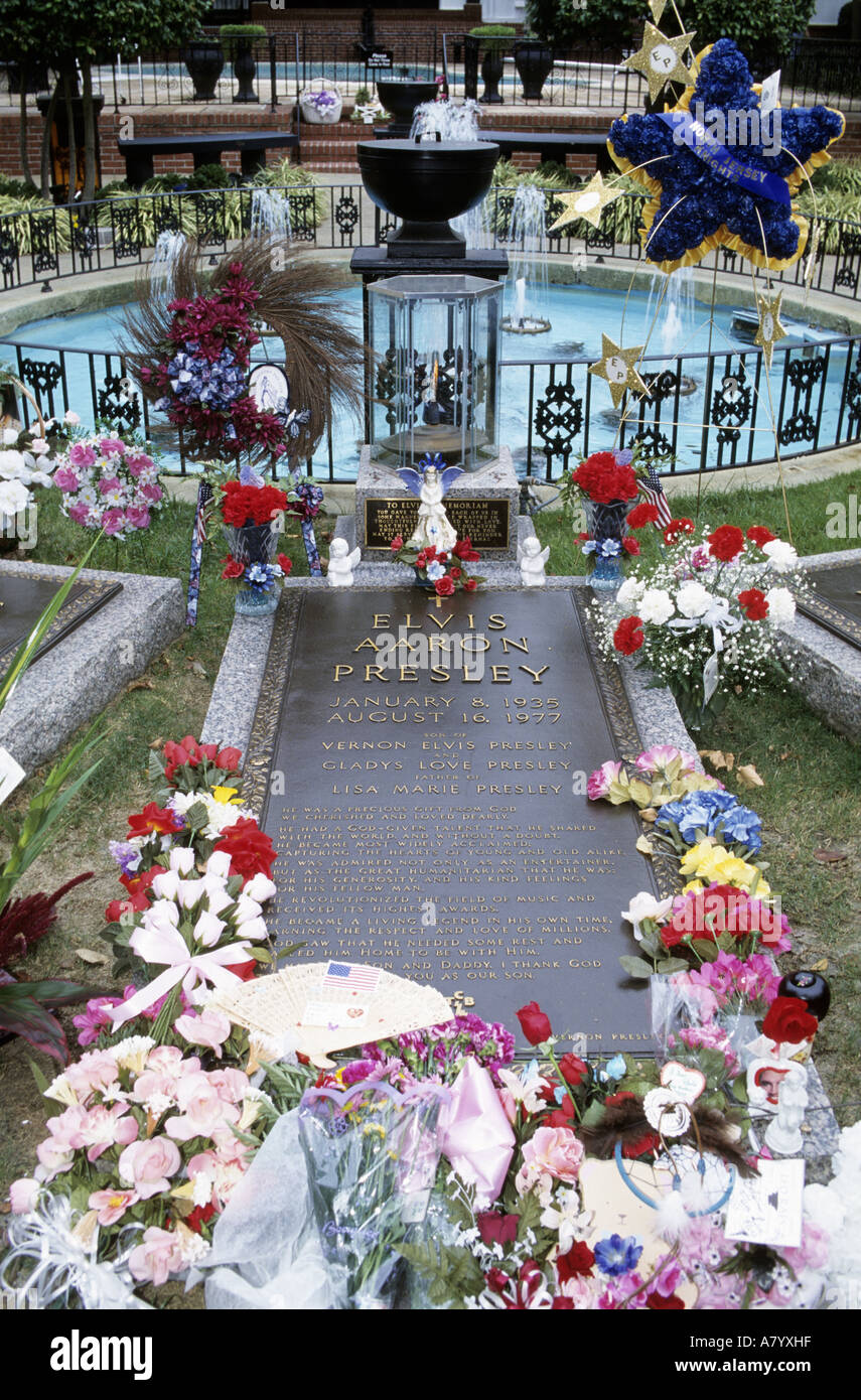 United States, New York, Memphis, Elvis Presley grave dans son jardin de la propriété de Graceland Banque D'Images