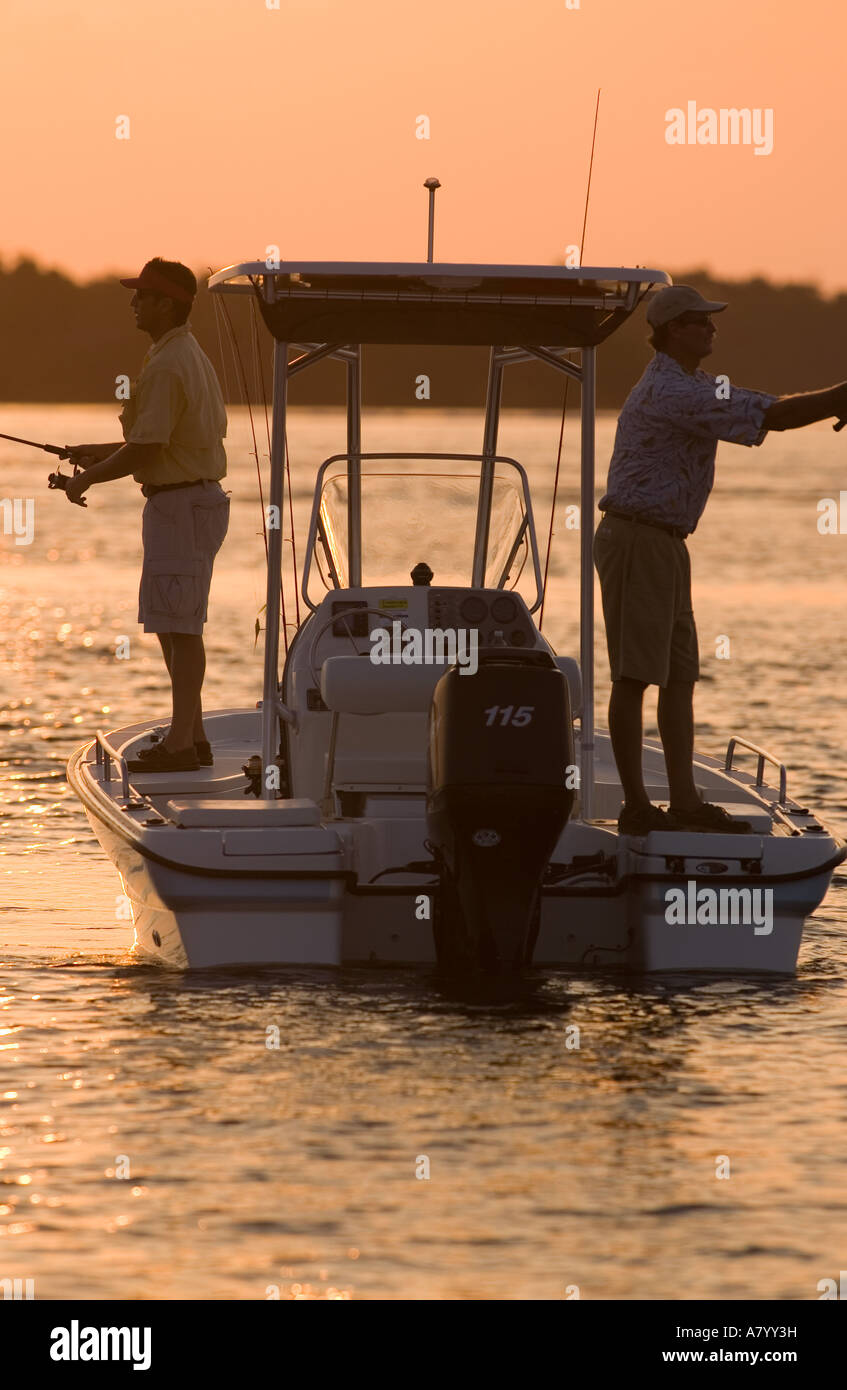 Appartements en eau salée la pêche dans la baie de San Carlos au coucher du soleil, Sanibel Island, Floride Banque D'Images