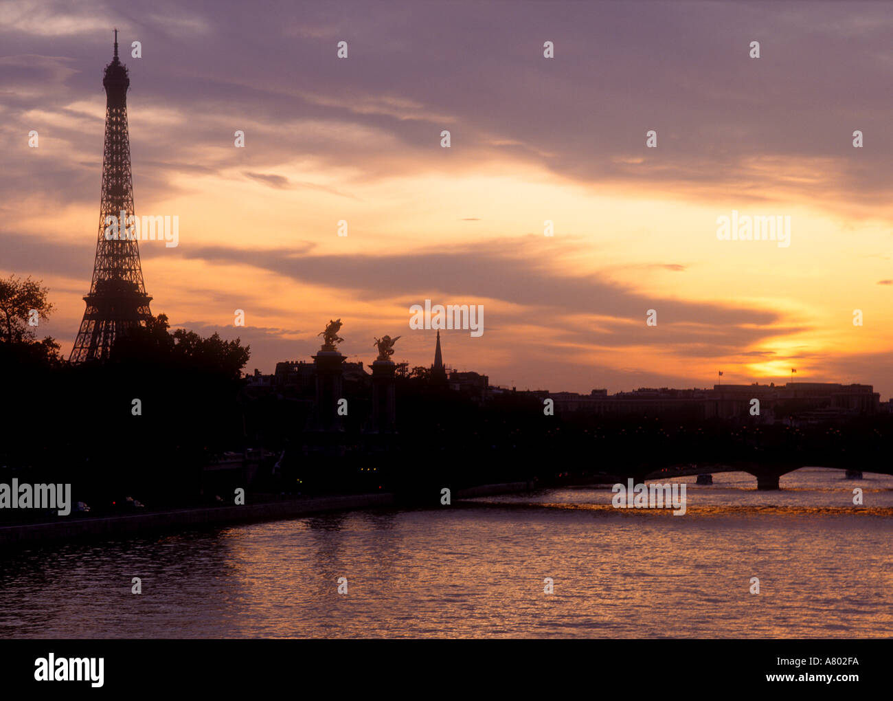 La Tour Eiffel sur les toits de la ville et de la Seine au coucher du soleil Paris France Banque D'Images