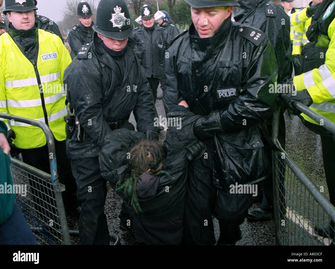 En faisant glisser un manifestant à la police d'un site éco après expulsion , Crystal Palace, Londres du sud. Banque D'Images