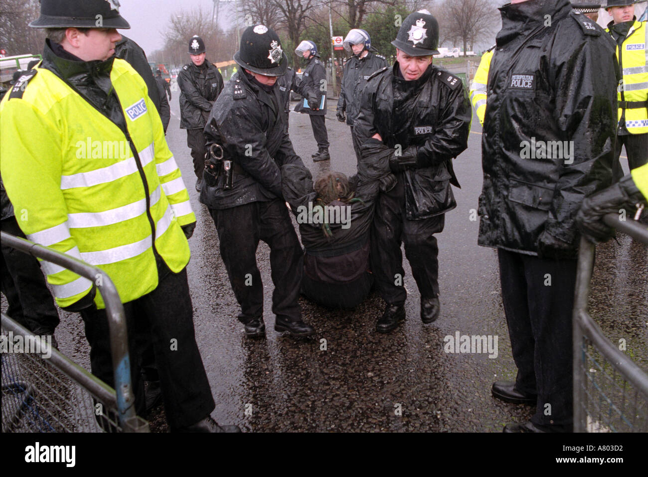 En faisant glisser un manifestant à la police d'un site éco après expulsion , Crystal Palace, Londres du sud. Banque D'Images