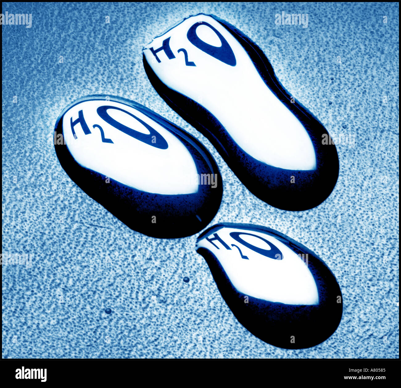 Symbole chimique H2O reflète dans les gouttes d'eau Banque D'Images