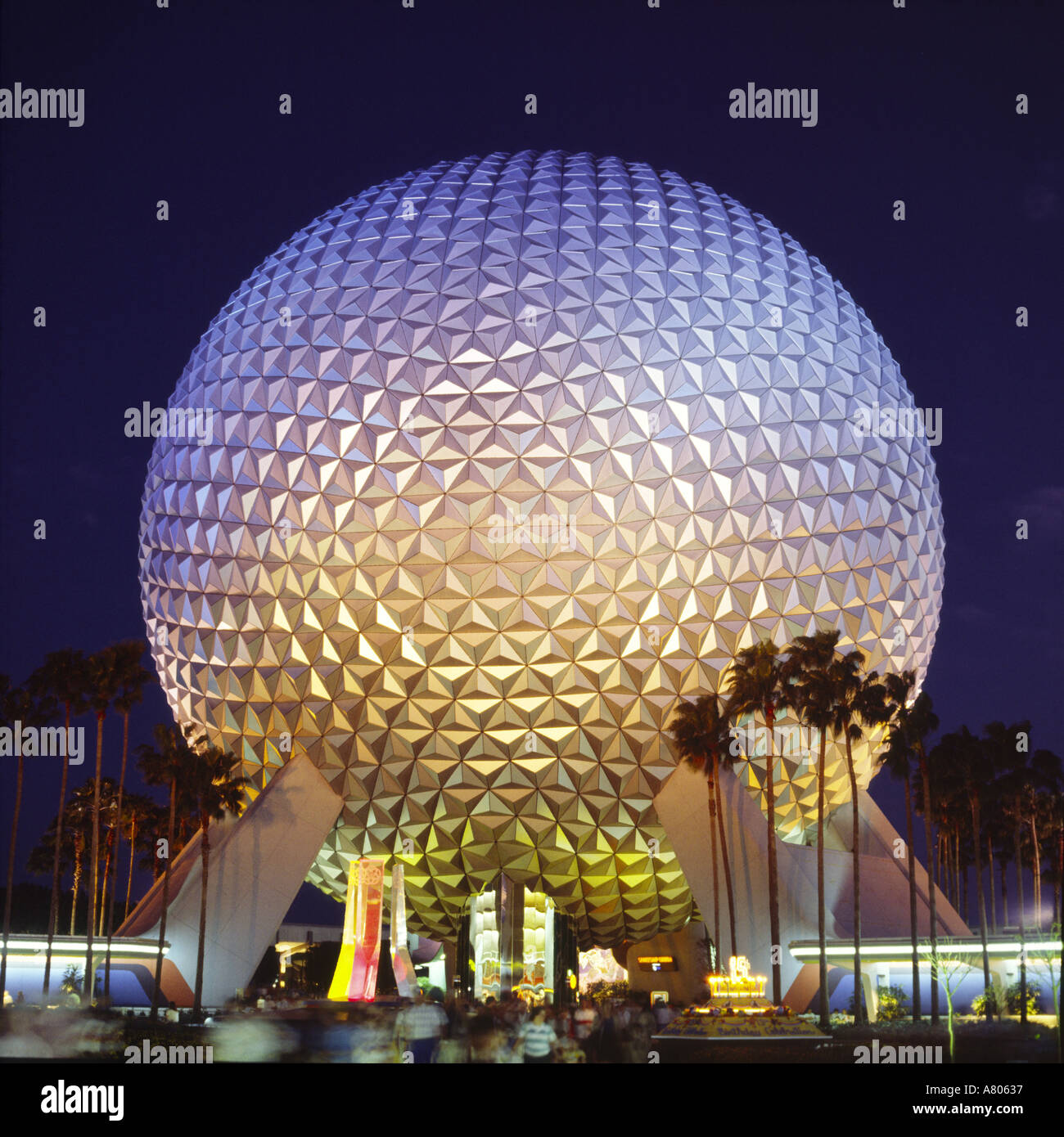 La sphère d'argent géant de vaisseau spatial Terre illuminée la nuit à l'EPCOT Center à Disneyworld en Floride USA Banque D'Images