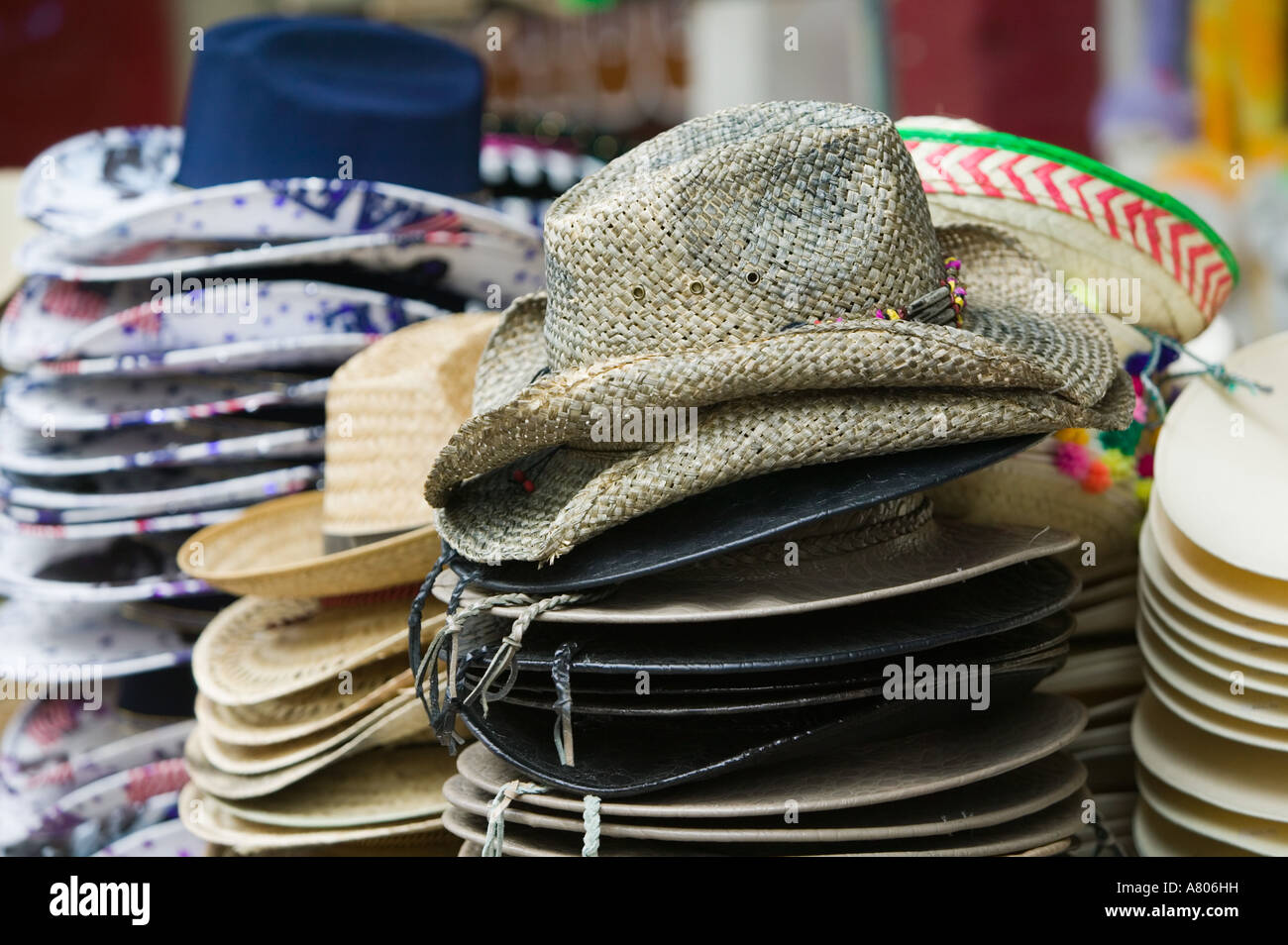 USA, Texas, San Antonio : Place du Marché Marché mexicain, chapeaux de  cow-boy Photo Stock - Alamy