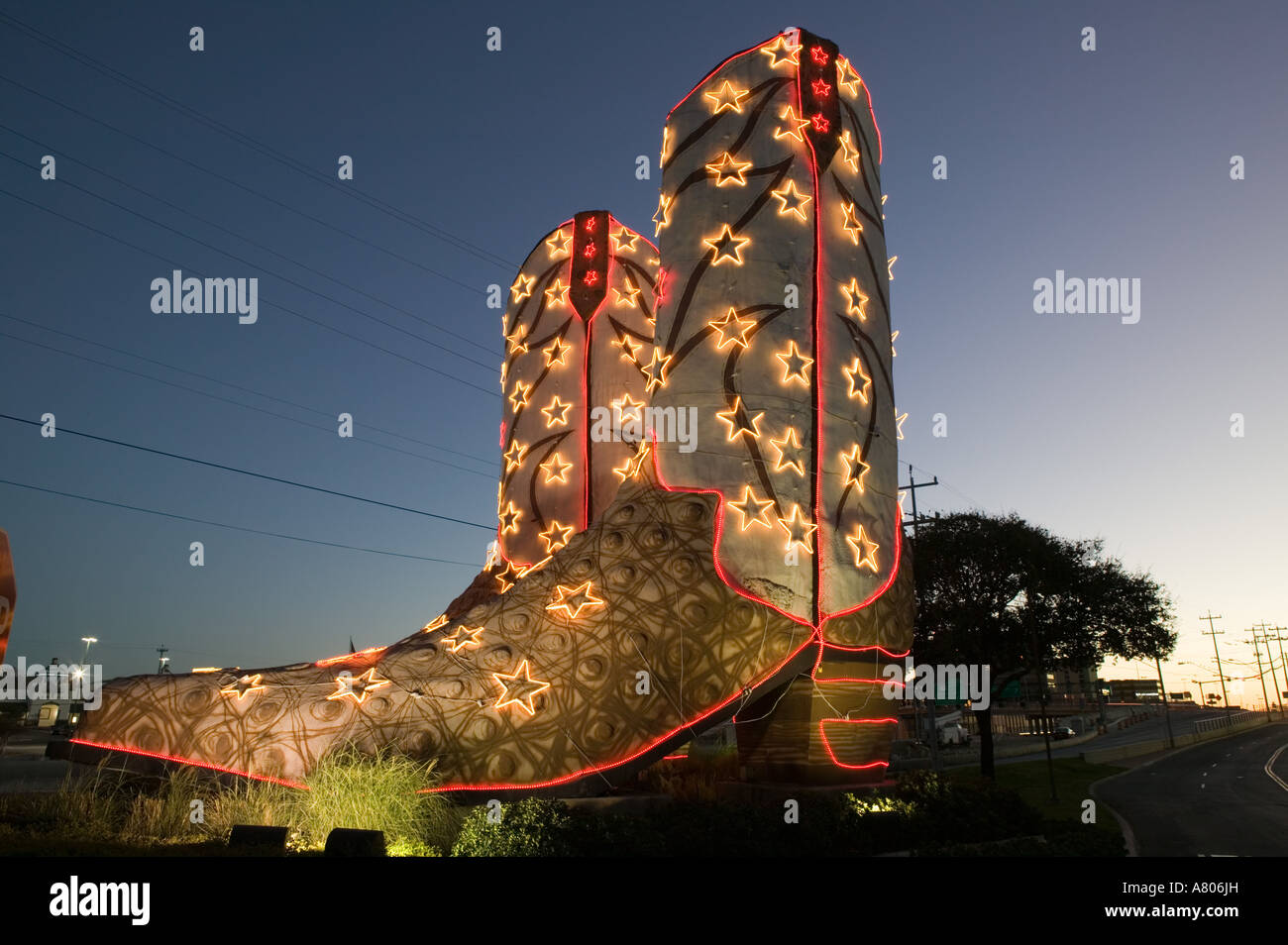 USA, Texas, San Antonio : World's Biggest Santiags Sculpture par Bob Daddy  O Wade au North Star Mall / Dawn Photo Stock - Alamy