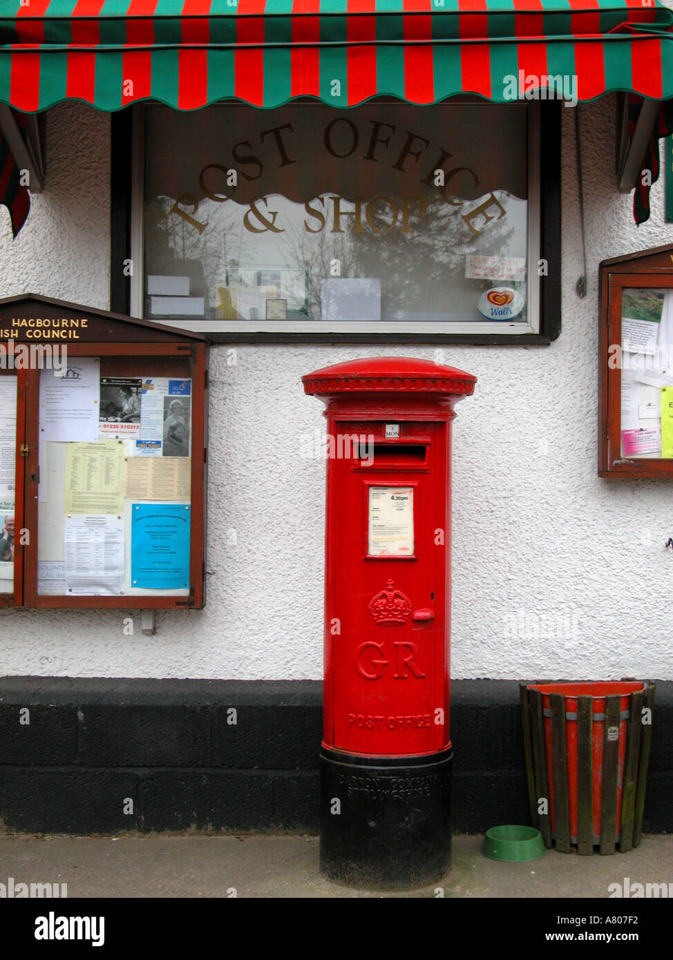 Royal Mail boite aux lettres rurales installées au cours du règne du roi George V France Banque D'Images