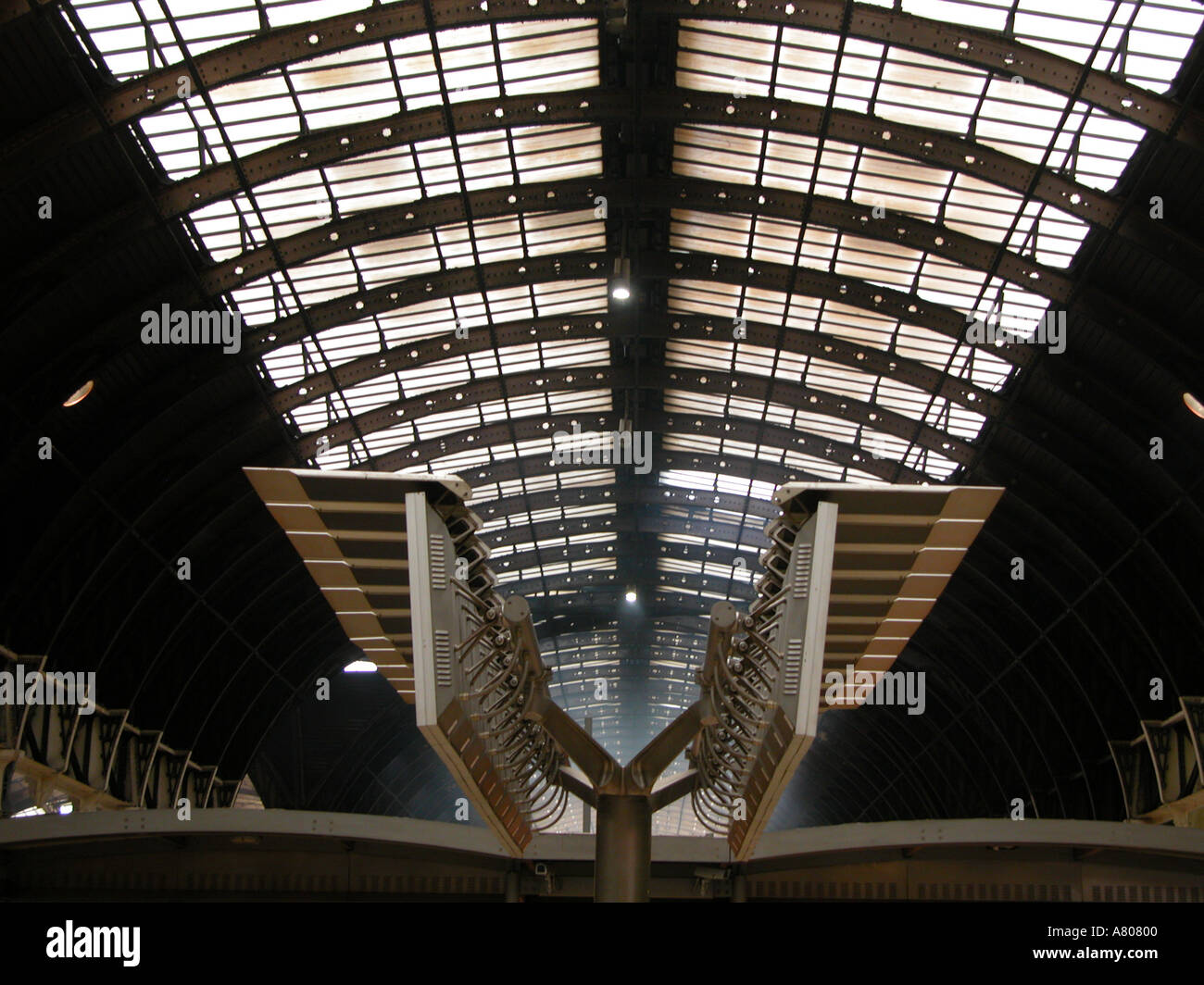 Les panneaux électroniques à la gare de Paddington Banque D'Images