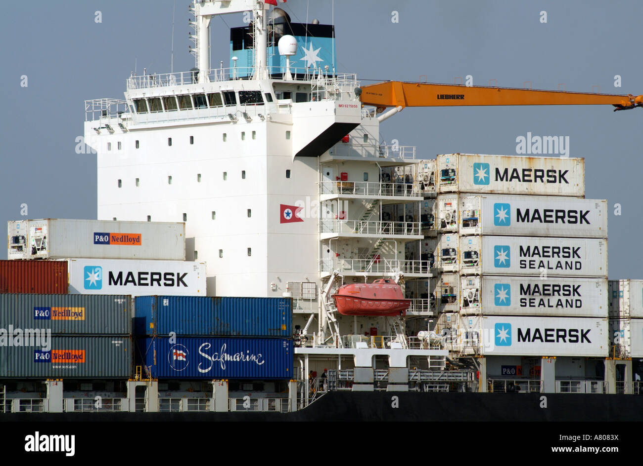 Conteneurs empilés des boîtes pour l'importation et l'exportation sur le transporteur de conteneurs Maersk Nottingham sur Southampton Water England UK Banque D'Images