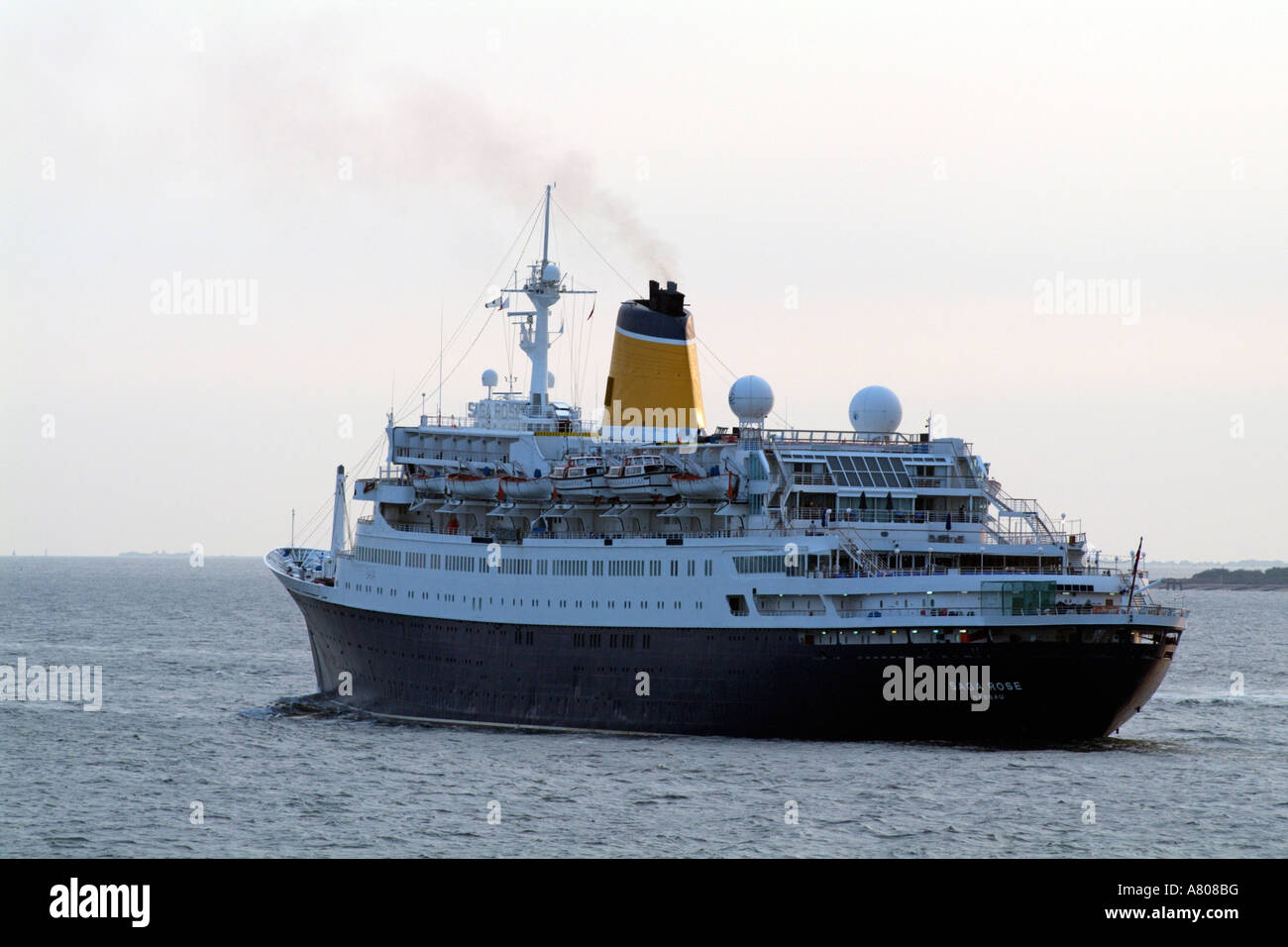 Saga Rose bateau de croisière au large de la côte sud de l'Angleterre, Royaume-Uni Banque D'Images