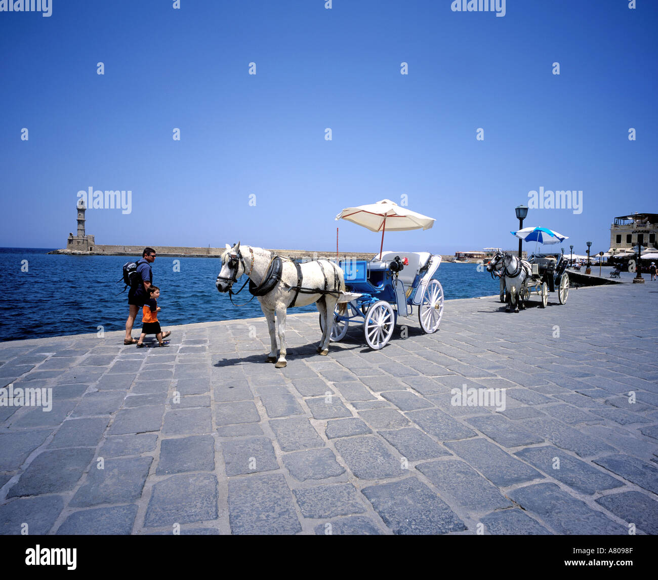 Les chevaux et les charrettes à Chania en Crète Harbour Banque D'Images