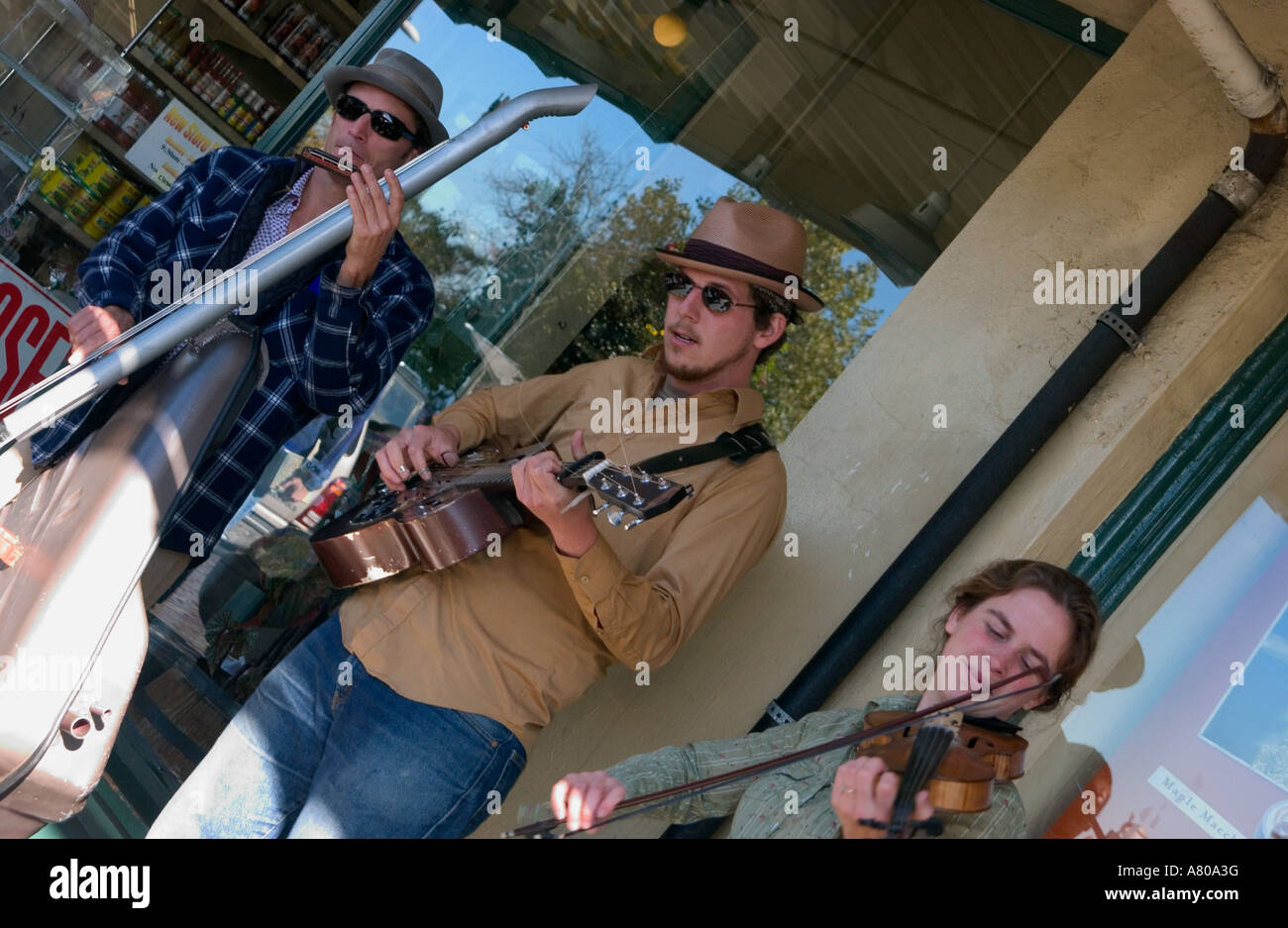 USA, l'État de Washington, Seattle, Pike Place Market, musiciens en face de l'original Starbucks coffee shop. Banque D'Images